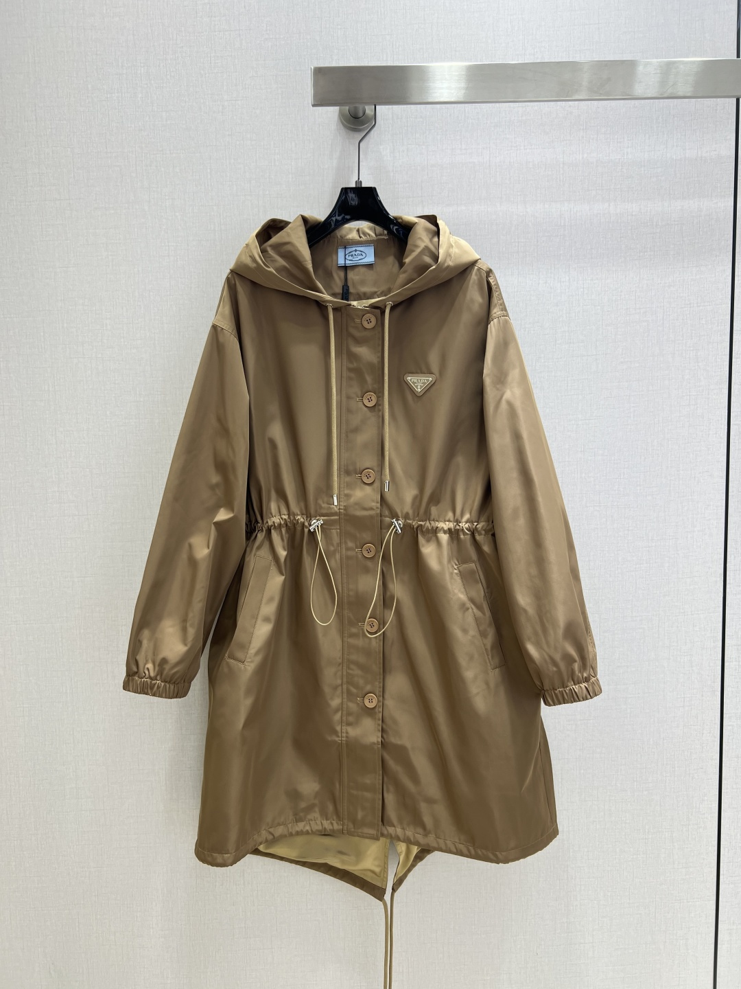 NO:576068,Highly recommended PRA*2025 early autumn new hooded windbreaker long-sleeved jacket. Smooth fabric. The drawstring design at the waist and hem allows the silhouette to be adjusted at will. Decorated with a metal triangle logo. Two colors SML code. High quality ABC, prada, jackets & coats, hats, alexander wang19860909强烈推荐 PRA*2025早秋新款 连帽风衣长袖外套 光滑面料 腰部和下摆的抽绳设计使得可以随意调整轮廓的廓形,饰金属三角形徽标.两个色 SML码 高品质ABC,,prada,jackets & coats,hats,alexander wang,Women's clothing