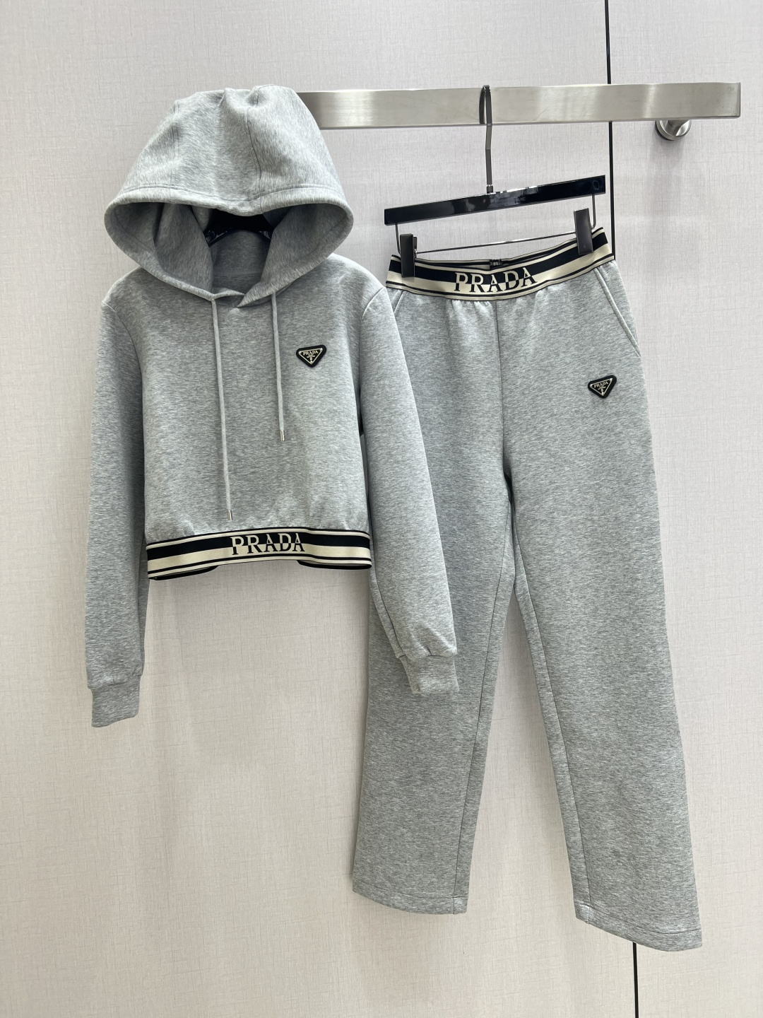 NO:490975,Highly recommended PRA*2025 early autumn new style, webbing sweatshirt and trousers suit, another favorite of fashion experts!  Exquisite details, every piece is full of surprise. Casual suit, high fashion craftsmanship, outstanding style, no pick on body shape, practical and versatile. Combination of comfort and function, strong push. Two colors SML code, high quality,,prada,hoodie,sweatshirts,alexander wang19860909强烈推荐 PRA*2025早秋新款 织带卫衣长裤套装 又一款时尚达人的心头好！细节精致 每一件到手都是惊喜满溢 休闲套装 高级时装工艺 版型绝绝子 不挑身材 实用百搭 舒适与功能相结合,强推入手.两个色 SML码 高品质,,prada,hoodie,sweatshirts,alexander wang,Women's clothing