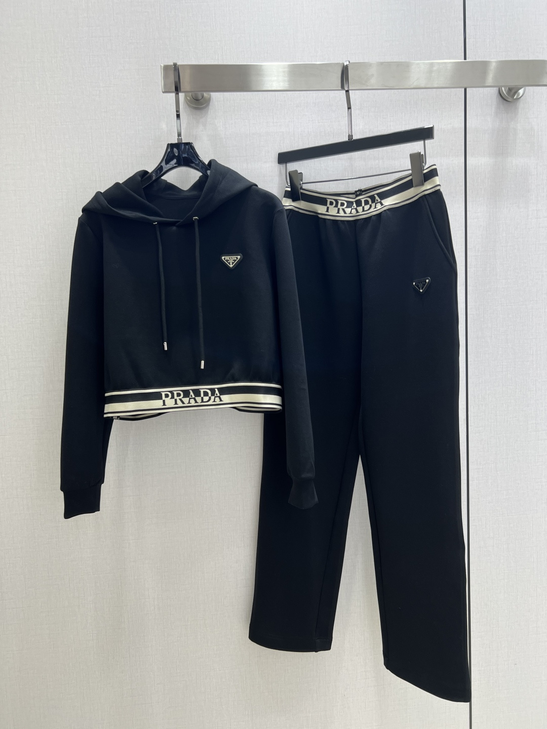 NO:490983,Highly recommended PRA*2025 early autumn new style, webbing sweatshirt and trousers suit, another favorite of fashion experts!  Exquisite details, every piece is full of surprise. Casual suit, high fashion craftsmanship, outstanding style, no pick on body shape, practical and versatile. Combination of comfort and function, strong push. Two colors SML code, high quality,,prada,hoodie,sweatshirts,alexander wang19860909强烈推荐 PRA*2025早秋新款 织带卫衣长裤套装 又一款时尚达人的心头好！细节精致 每一件到手都是惊喜满溢 休闲套装 高级时装工艺 版型绝绝子 不挑身材 实用百搭 舒适与功能相结合,强推入手.两个色 SML码 高品质,,prada,hoodie,sweatshirts,alexander wang,Women's clothing