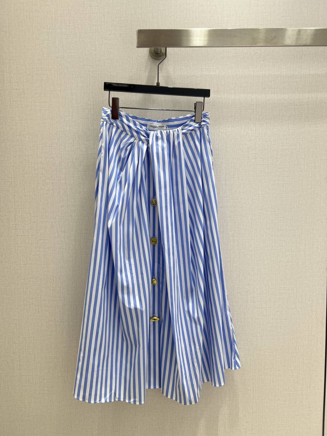 NO:496216,Highly recommended SCH*2025 early autumn new style, striped bow long sleeve shirt striped button long skirt, separate batches, the upper body is full of fashionable and high-end sense, with aura, the fabric is very textured, fashionable and high-end, the color is super positive, the upper body looks white and slim, the classic series with a cool and handsome feeling, the upper body is full of aura, the length is just right, easy to control, one color, SMLXL code, high quality, long skirt ABC, skirts, shirts, alexander wang19860909强烈推荐 SCH*2025早秋新款 条纹蝴蝶结长袖衬衫条纹纽扣长半裙 分开批 上身就是满满的时髦高级感自带气场 面料质感很奈斯 时髦又高级 颜色超级正 上身显白又显瘦 自带酷帅感的经典系列 走路都带风 上身气场全开 长度恰到好处 轻松驾驭 一个色 SMLXL码 高品质 长半裙ABC,,skirts,shirts,alexander wang,Women's clothing