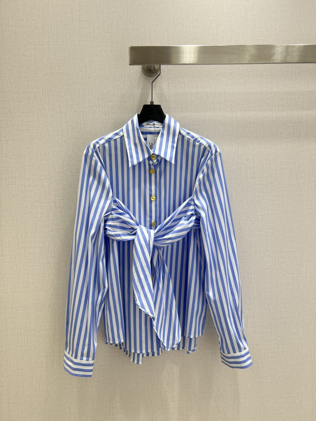 NO:496163,Highly recommended SCH*2025 early autumn new style, striped bow long sleeve shirt striped button long skirt, separate batches, the upper body is full of fashionable and high-end sense, with aura, the fabric is very textured, fashionable and high-end, the color is super positive, the upper body looks white and slim, the classic series with a cool and handsome feeling, the upper body is full of aura, the length is just right, easy to control, one color, SMLXL code, high-quality lining,, skirts, shirts, alexander wang19860909强烈推荐 SCH*2025早秋新款 条纹蝴蝶结长袖衬衫条纹纽扣长半裙 分开批 上身就是满满的时髦高级感自带气场 面料质感很奈斯 时髦又高级 颜色超级正 上身显白又显瘦 自带酷帅感的经典系列 走路都带风 上身气场全开 长度恰到好处 轻松驾驭 一个色 SMLXL码 高品质衬,,skirts,shirts,alexander wang,Women's clothing