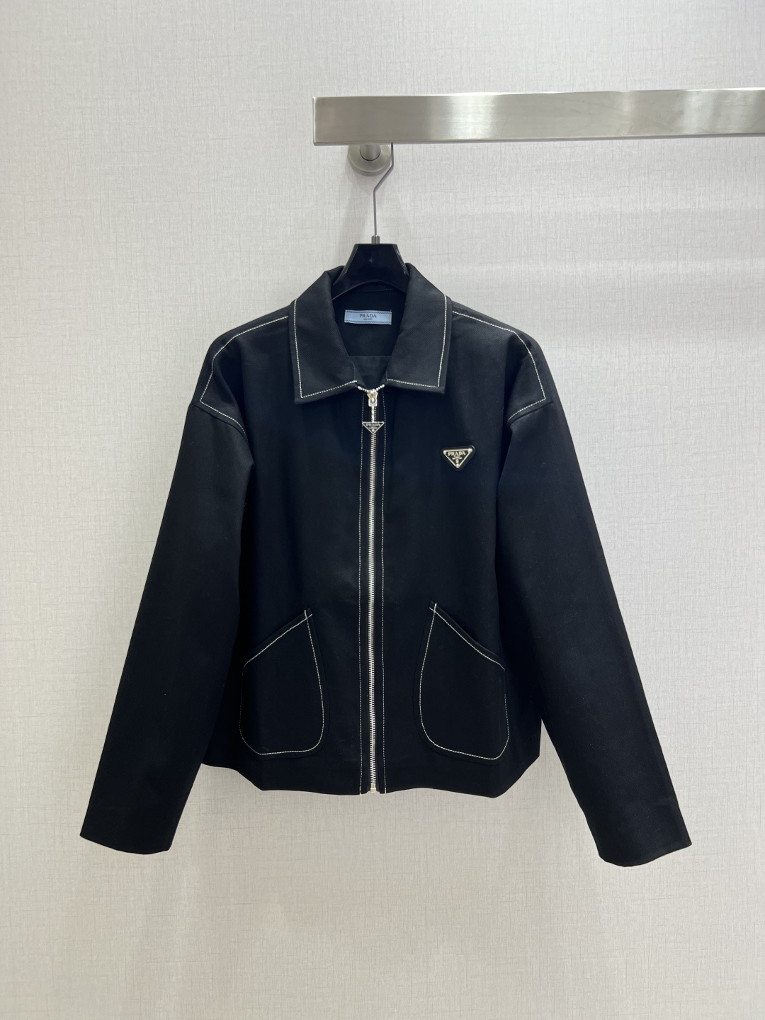 NO:496247,Highly recommended PRA* 2025 early autumn new logo zipper long-sleeved jacket Another favorite of fashion experts!  Exquisite details, every piece is full of surprises. High fashion craftsmanship, outstanding style, no pick on body shape, practical and versatile. Combination of comfort and function, strong push. One color SML code, high-quality ABC,,prada, jackets & coats,alexander wang19860909强烈推荐 PRA*2025早秋新款 徽标拉链长袖外套 又一款时尚达人的心头好！细节精致 每一件到手都是惊喜满溢 高级时装工艺 版型绝绝子 不挑身材 实用百搭 舒适与功能相结合,强推入手.一个色 SML码 高品质ABC,,prada,jackets & coats,alexander wang,Women's clothing