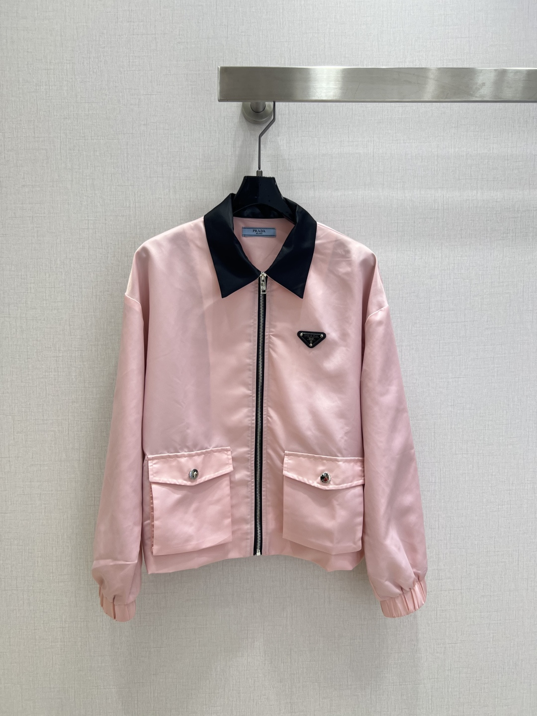 NO:496260,Highly recommended PRA* 2025 early autumn new logo zipper long-sleeved jacket Another favorite of fashion experts!  Exquisite details, every piece is full of surprises. High fashion craftsmanship, outstanding style, no pick on body shape, practical and versatile. Combination of comfort and function, strong push. One color SML code, high-quality ABC,,prada, jackets & coats,alexander wang19860909强烈推荐 PRA*2025早秋新款 徽标拉链长袖外套 又一款时尚达人的心头好！细节精致 每一件到手都是惊喜满溢 高级时装工艺 版型绝绝子 不挑身材 实用百搭 舒适与功能相结合,强推入手.一个色 SML码 高品质ABC,,prada,jackets & coats,alexander wang,Women's clothing