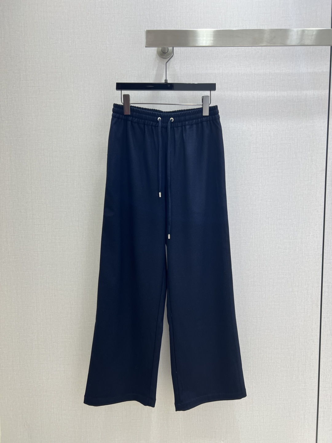 NO:490995,Highly recommended MIU*2025 early autumn new style wide-leg drawstring trousers rear pocket letter embroidery decoration Basic version Rubber drawstring waist Two colors SML code High quality, Miumiu, alexander wang19860909强烈推荐 MIU*2025早秋新款 阔腿抽绳长裤 后口袋字母绣花装饰 基础版型 橡筋抽绳腰头 两个色 SML码 高品质,,miumiu,alexander wang,Women's clothing