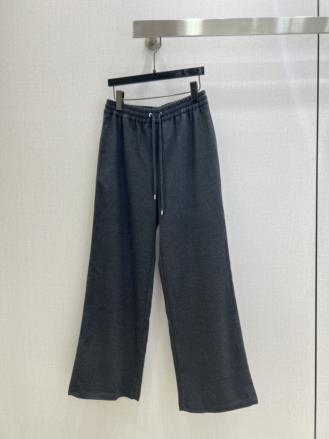 NO:491004,Highly recommended MIU*2025 early autumn new style wide-leg drawstring trousers rear pocket letter embroidery decoration Basic version Rubber drawstring waist Two colors SML code High quality, Miumiu, alexander wang19860909强烈推荐 MIU*2025早秋新款 阔腿抽绳长裤 后口袋字母绣花装饰 基础版型 橡筋抽绳腰头 两个色 SML码 高品质,,miumiu,alexander wang,Women's clothing