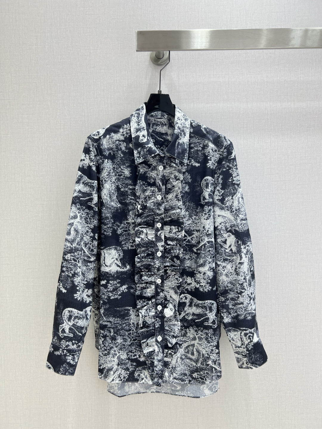 NO:491017,Highly recommended DIO*2025 early autumn new style animal print long-sleeved shirt jungle flower pattern printed fabric placket earring design fashionable and elegant one color SML code high quality, dior,shirts,alexander wang19860909强烈推荐 DIO*2025早秋新款 动物印花长袖衬衫 丛林花图案印花面料 门襟木耳边设计 时尚大方 一个色 SML码 高品质,,dior,shirts,alexander wang,Women's clothing