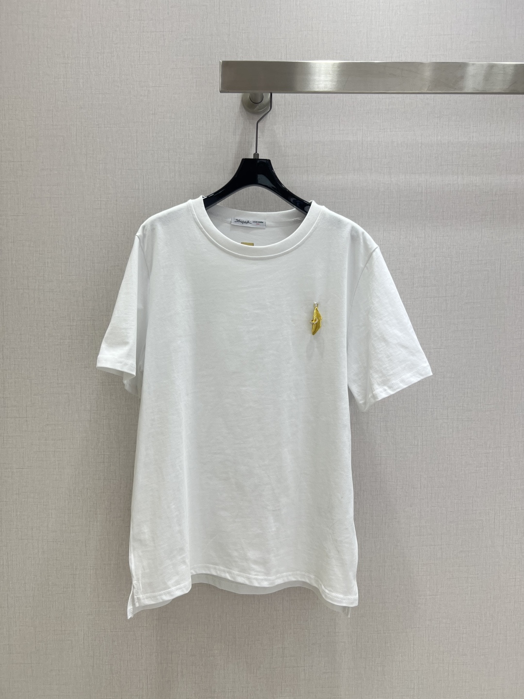 NO:496205,Highly recommended SCH*2025 early autumn new style gold leaf button short-sleeved T-shirt, which is very dense and has a very good feel. It is a really hard work style!  !  The details are perfect for regular style!  The upper body is not picky at all and is simple and generous, instantly improving temperament. Recommended hot products, two colors SMLXL code, high-quality ABC, T-shirt,tees, t-shirt,alexander wang19860909强烈推荐 SCH*2025早秋新款 金叶扣短袖T恤 密度很高手感超好 真的费劲心血的一款！！细节完美常规版型！上身完全不挑人简单大方,瞬间提升气质 爆款推荐,两个色 SMLXL码 高品质ABC,,T-shirt,tees，t-shirt,alexander wang,Women's clothing