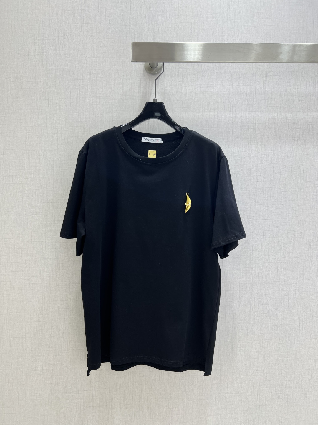 NO:496217,Highly recommended SCH*2025 early autumn new style gold leaf button short-sleeved T-shirt, which is very dense and has a very good feel. It is a really hard work style!  !  The details are perfect for regular style!  The upper body is not picky at all and is simple and generous, instantly improving temperament. Recommended hot products, two colors SMLXL code, high-quality ABC, T-shirt,tees, t-shirt,alexander wang19860909强烈推荐 SCH*2025早秋新款 金叶扣短袖T恤 密度很高手感超好 真的费劲心血的一款！！细节完美常规版型！上身完全不挑人简单大方,瞬间提升气质 爆款推荐,两个色 SMLXL码 高品质ABC,,T-shirt,tees，t-shirt,alexander wang,Women's clothing