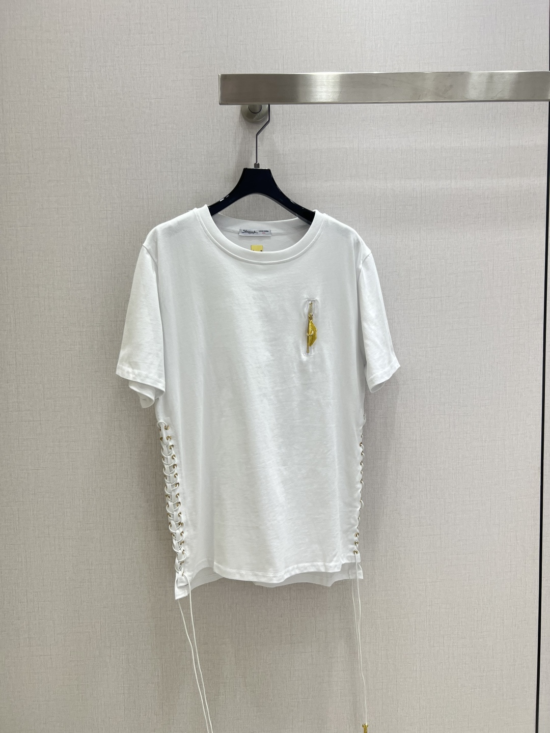 NO:496177,Highly recommended SCH*2025 early autumn new style drawstring zipper short-sleeved T-shirt, which is very dense and has a great feel. It is a really hard work style!  !  The details are perfect for regular style!  The upper body is not picky at all and is simple and generous, instantly improving temperament. Recommended hot products, two colors SMLXL code, high-quality ABC, T-shirt,tees, t-shirt,alexander wang19860909强烈推荐 SCH*2025早秋新款 抽绳拉链短袖T恤 密度很高手感超好 真的费劲心血的一款！！细节完美常规版型！上身完全不挑人简单大方,瞬间提升气质 爆款推荐,两个色 SMLXL码 高品质ABC,,T-shirt,tees，t-shirt,alexander wang,Women's clothing