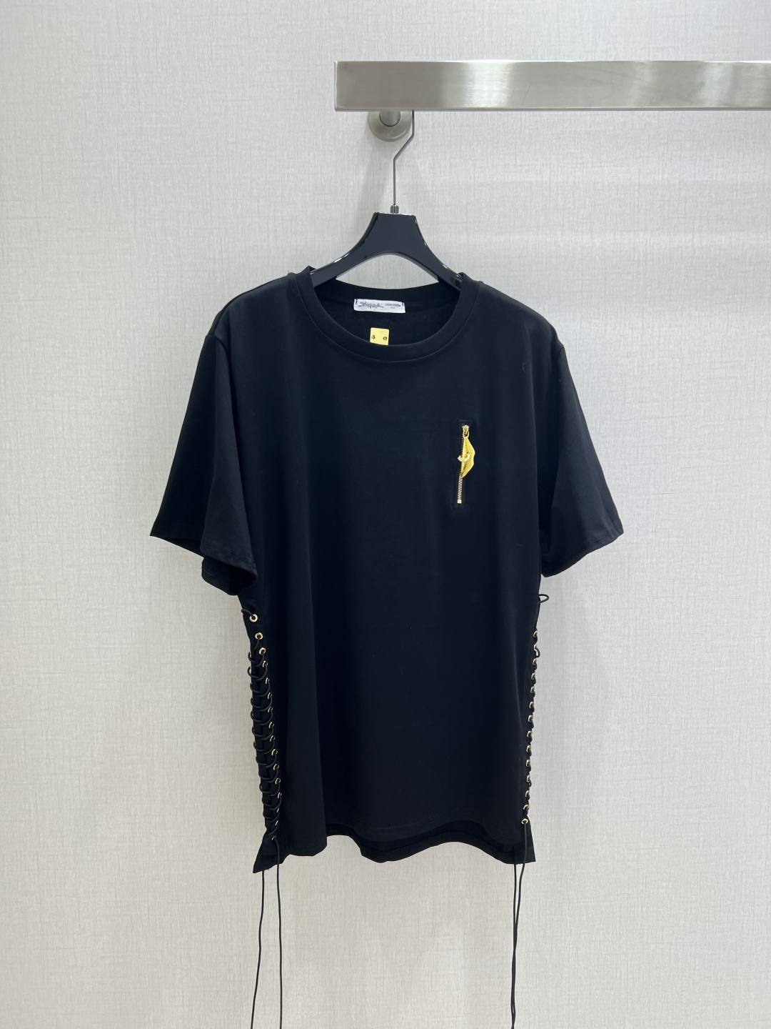 NO:496191,Highly recommended SCH*2025 early autumn new style drawstring zipper short-sleeved T-shirt, which is very dense and has a great feel. It is a really hard work style!  !  The details are perfect for regular style!  The upper body is not picky at all and is simple and generous, instantly improving temperament. Recommended hot products, two colors SMLXL code, high-quality ABC, T-shirt,tees, t-shirt,alexander wang19860909强烈推荐 SCH*2025早秋新款 抽绳拉链短袖T恤 密度很高手感超好 真的费劲心血的一款！！细节完美常规版型！上身完全不挑人简单大方,瞬间提升气质 爆款推荐,两个色 SMLXL码 高品质ABC,,T-shirt,tees，t-shirt,alexander wang,Women's clothing