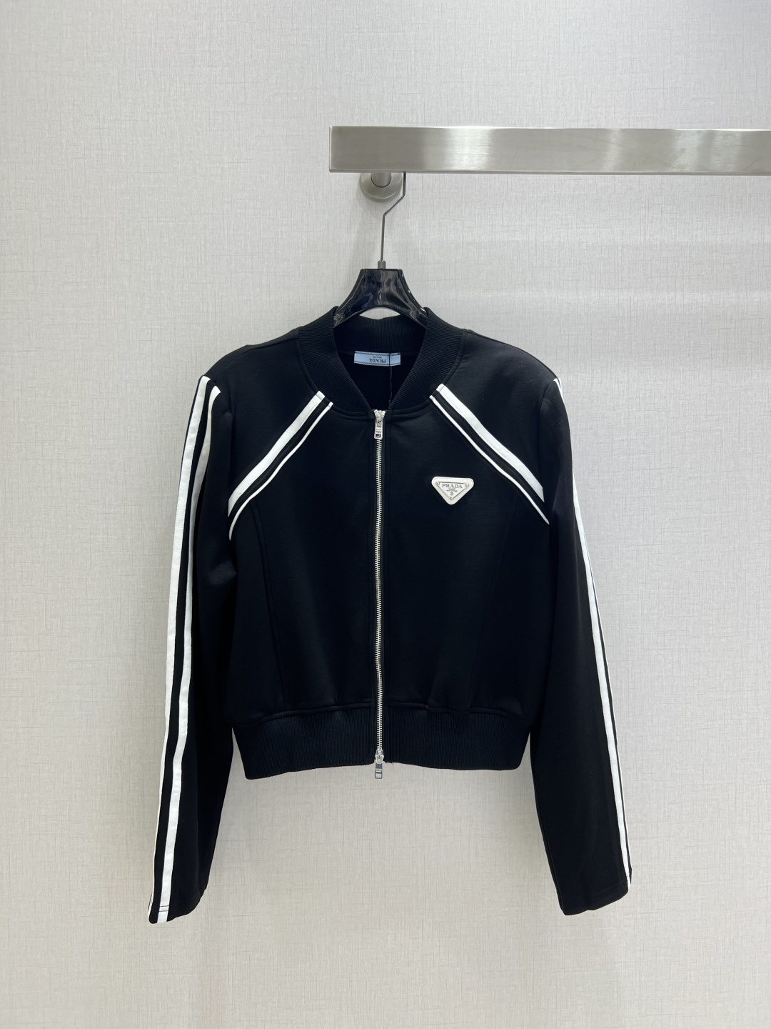 NO:490922,Highly recommended PRA* 2025 autumn and winter new style logo zipper long-sleeved jacket Another favorite of fashion experts!  Exquisite details, every piece is full of surprises. High fashion craftsmanship. The style is absolutely unique. No picky about the figure. Practical and versatile. Combining comfort and function, strong push. Two colors. SML code. High quality A,,prada, jackets & coats,alexander wang.19860909强烈推荐 PRA*2025秋冬新款 徽标拉链长袖外套 又一款时尚达人的心头好！细节精致 每一件到手都是惊喜满溢 高级时装工艺 版型绝绝子 不挑身材 实用百搭 舒适与功能相结合,强推入手 两个色 SML码 高品质A,,prada,jackets & coats,alexander wang,Women's clothing