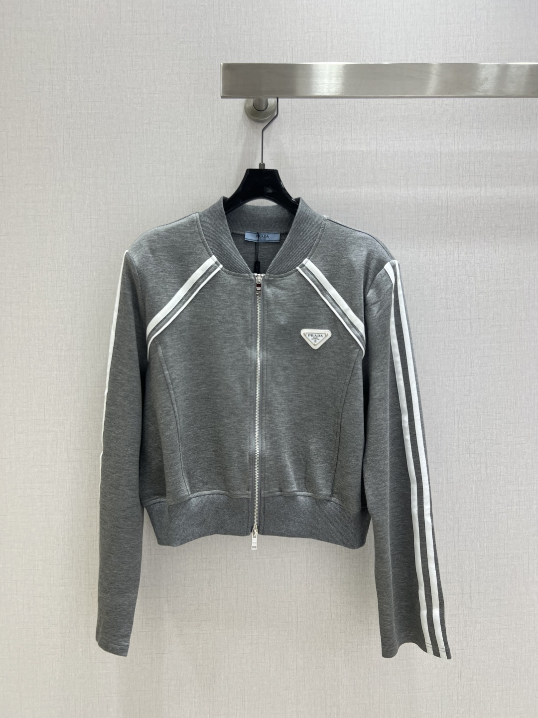 NO:490934,Highly recommended PRA* 2025 autumn and winter new style logo zipper long-sleeved jacket Another favorite of fashion experts!  Exquisite details, every piece is full of surprises. High fashion craftsmanship. The style is absolutely unique. No picky about the figure. Practical and versatile. Combining comfort and function, strong push. Two colors. SML code. High quality,,prada,jackets & coats,alexander wang.19860909强烈推荐 PRA*2025秋冬新款 徽标拉链长袖外套 又一款时尚达人的心头好！细节精致 每一件到手都是惊喜满溢 高级时装工艺 版型绝绝子 不挑身材 实用百搭 舒适与功能相结合,强推入手 两个色 SML码 高品质,,prada,jackets & coats,alexander wang,Women's clothing