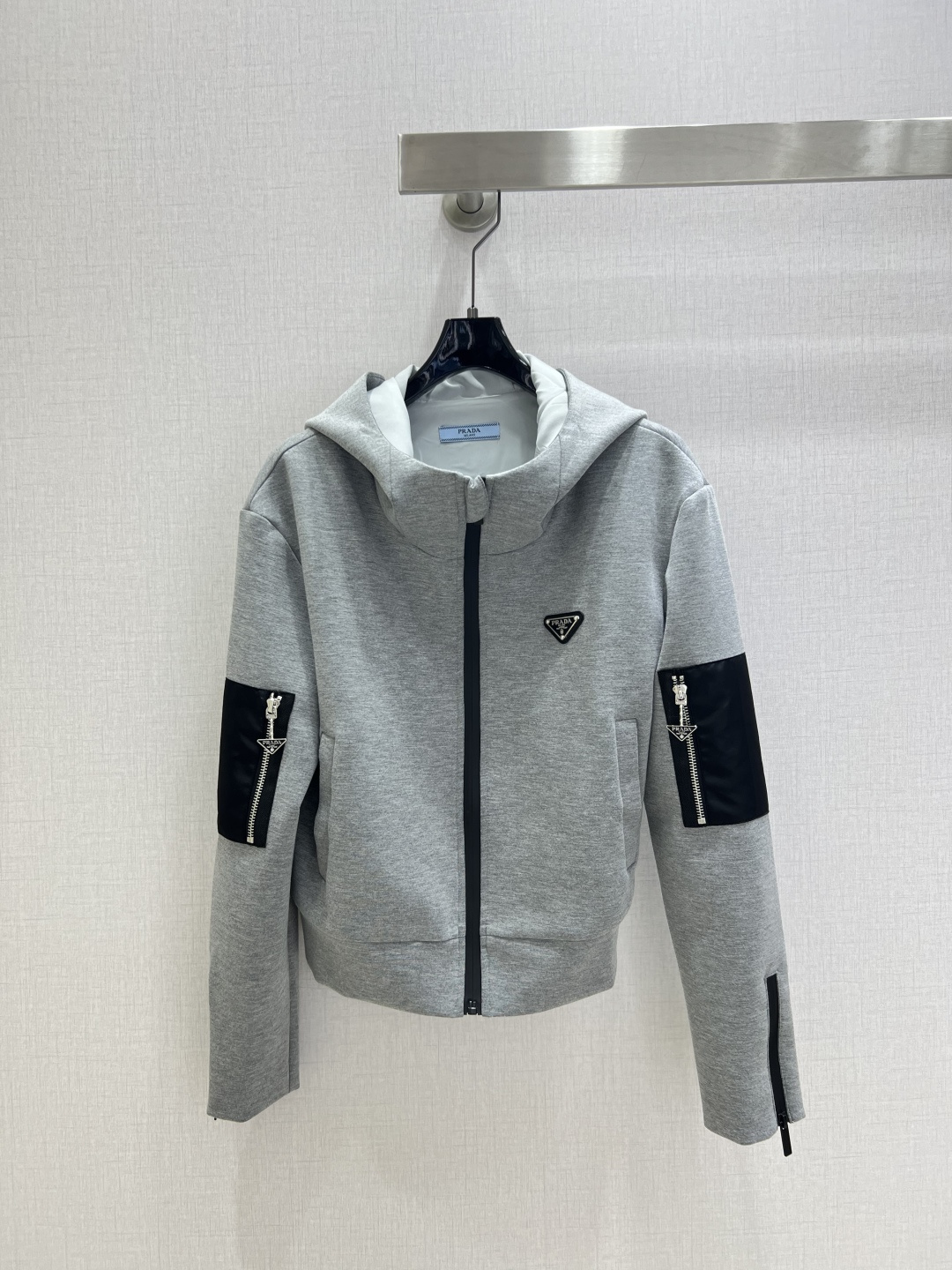 NO:496378,Highly recommended PRA*2025 early autumn new style hooded zipper jacket space cotton fashionable jacket comfortable and versatile trading company orders!  The original single channel product is easy to match and a rare one!  The quantity is limited and it must be fast, soft, delicate and stylish, a must-have!  Two colors SML code high quality ABC, prada, jackets & coats,hats,alexander wang19860909强烈推荐 PRA*2025早秋新款 连帽拉链外套 太空棉时尚外套 舒适百搭 贸易公司订单货！原单渠道货 好搭配 不可多得的一款！数量有限要快 柔软细腻超有型 必备款！两个色 SML码 高品质ABC,,prada,jackets & coats,hats,alexander wang,Women's clothing