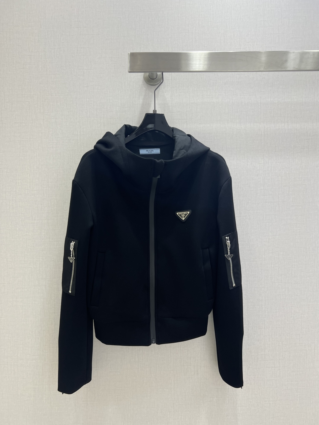 NO:496365,Highly recommended PRA*2025 early autumn new style hooded zipper jacket space cotton fashionable jacket comfortable and versatile trading company orders!  The original single channel product is easy to match and a rare one!  The quantity is limited and it must be fast, soft, delicate and stylish, a must-have!  Two colors SML code high quality ABC, prada, jackets & coats,hats,alexander wang19860909强烈推荐 PRA*2025早秋新款 连帽拉链外套 太空棉时尚外套 舒适百搭 贸易公司订单货！原单渠道货 好搭配 不可多得的一款！数量有限要快 柔软细腻超有型 必备款！两个色 SML码 高品质ABC,,prada,jackets & coats,hats,alexander wang,Women's clothing