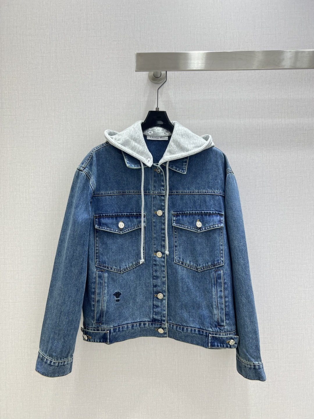 NO:503294,Highly recommended DIO* early autumn new style, hooded drawstring denim jacket, high-end product~ Super fashionable new denim jeans, fermented wash, personalized tone, cool and cool, custom-made high-quality twill cotton-washed denim fabric, with delicate texture and natural cotton, with both bone-skinned and soft, fermented wash color is not picky, super beautiful!  The details are super good, new products are unboxed and grabbing in stock. The hat is removable. One color. SML code. High-quality ABC,,dior,jackets & coats,hats,alexander wang.19860909强烈推荐 DIO*早秋新款 连帽抽绳牛仔外套 高版出品~超时髦新款丹宁牛仔 酵洗个性色调上身又酷又飒爽 采用定制高品质斜纹棉质水洗牛仔面料,纹理细腻,棉感自然,既有筋骨感又不失柔软,酵洗色不挑人的经典色,超级漂亮！细节做工超级好,新品现货开箱开抢 帽子可拆卸 一个色 SML码 高品质ABC,,dior,jackets & coats,hats,alexander wang,Women's clothing