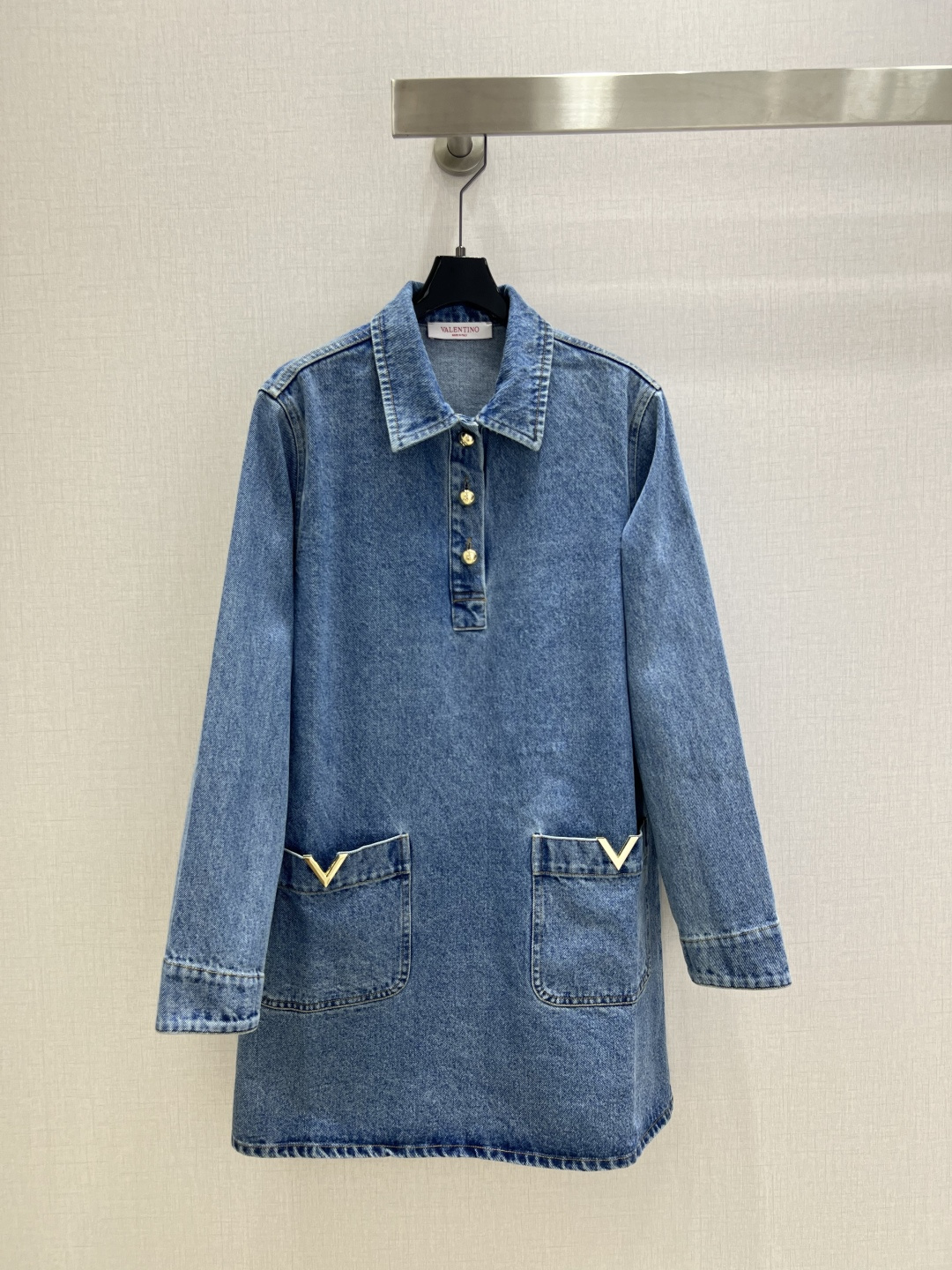 NO:503298,Highly recommended VAL* early autumn new style, lapel denim long-sleeved dress, high-end product~ Super fashionable new denim jeans. Fermented wash personalized tone, cool and cool. Customized high-quality twill cotton-washed denim fabric, with delicate texture and natural cotton, with both bone-skinned and soft, and the fermented wash color is not picky about people, super beautiful!  The details are super good, new products are unboxed and bought in stock. One color SML code. High-quality ABC, skirts, alexander wang19860909强烈推荐 VAL*早秋新款 翻领牛仔长袖连衣裙 高版出品~超时髦新款丹宁牛仔 酵洗个性色调上身又酷又飒爽 采用定制高品质斜纹棉质水洗牛仔面料,纹理细腻,棉感自然,既有筋骨感又不失柔软,酵洗色不挑人的经典色,超级漂亮！细节做工超级好,新品现货开箱开抢 一个色 SML码 高品质ABC,,skirts,alexander wang,Women's clothing