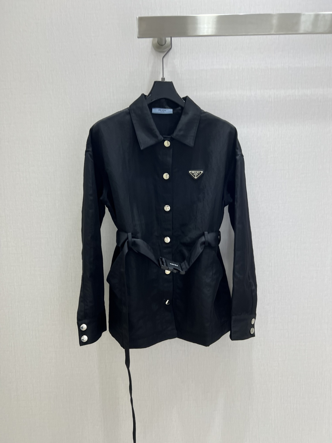 NO:496274,Highly recommended PRA* 2025 early autumn new style, lapel belt long-sleeved shirt, another favorite of fashion experts!  Exquisite details, every piece is full of surprises. High fashion craftsmanship, outstanding style, no pick on body shape, practical and versatile. Combination of comfort and function, strong push. One color SML code high-quality ABC,,prada,shirts,alexander wang19860909强烈推荐 PRA*2025早秋新款 翻领腰带长袖衬衫 又一款时尚达人的心头好！细节精致 每一件到手都是惊喜满溢 高级时装工艺 版型绝绝子 不挑身材 实用百搭 舒适与功能相结合,强推入手.一个色 SML码高品质ABC,,prada,shirts,alexander wang,Women's clothing