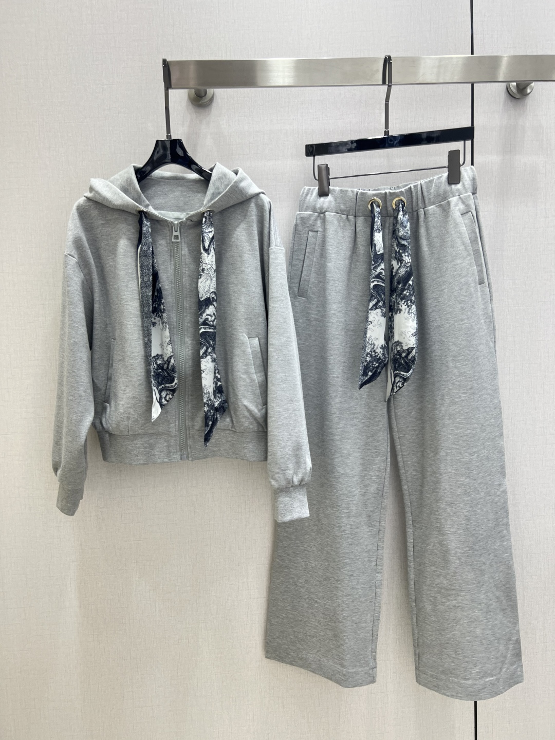 NO:487898,Highly recommended LV* 2025 early autumn new style, scarf hooded jacket trousers suit, extremely comfortable, there is no reason to refuse it. Ke A Ke Sa style, daily commuting wear is very OK, not picky for occasions. The design is unique, the sense of layering is richer, and the small details are too important. Two colors SML code, high quality,,louis vuitton, jackets & coats,hats,alexander wang19860909强烈推荐 LV*2025早秋新款 丝巾连帽外套长裤套装 舒适度极强 没有理由可以拒绝它.可A可飒的风格,日常通勤穿什么的都是很OK的,不挑场合的.设计独特 层次感更加丰富,满满小细节太加分了 两个色 SML码 高品质,,louis vuitton,jackets & coats,hats,alexander wang,Women's clothing