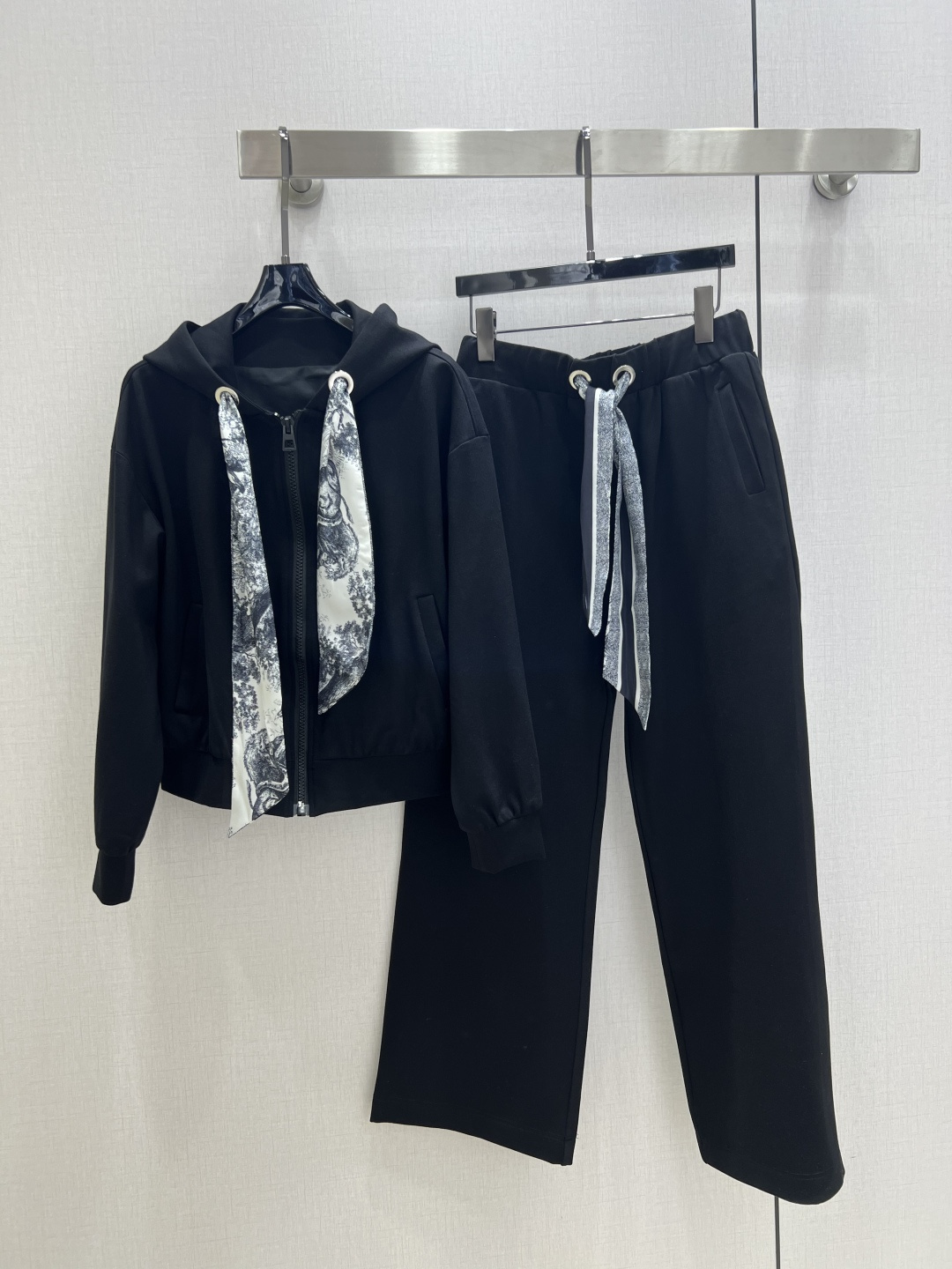 NO:487883,Highly recommended LV* 2025 early autumn new style, scarf hooded jacket trousers suit, extremely comfortable, there is no reason to refuse it. Ke A Ke Sa style, daily commuting wear is very OK, not picky for occasions. The design is unique, the sense of layering is richer, and the small details are too important. Two colors SML code, high-quality A,,louis vuitton, jackets & coats,hats,alexander wang19860909强烈推荐 LV*2025早秋新款 丝巾连帽外套长裤套装 舒适度极强 没有理由可以拒绝它.可A可飒的风格,日常通勤穿什么的都是很OK的,不挑场合的.设计独特 层次感更加丰富,满满小细节太加分了 两个色 SML码 高品质A,,louis vuitton,jackets & coats,hats,alexander wang,Women's clothing