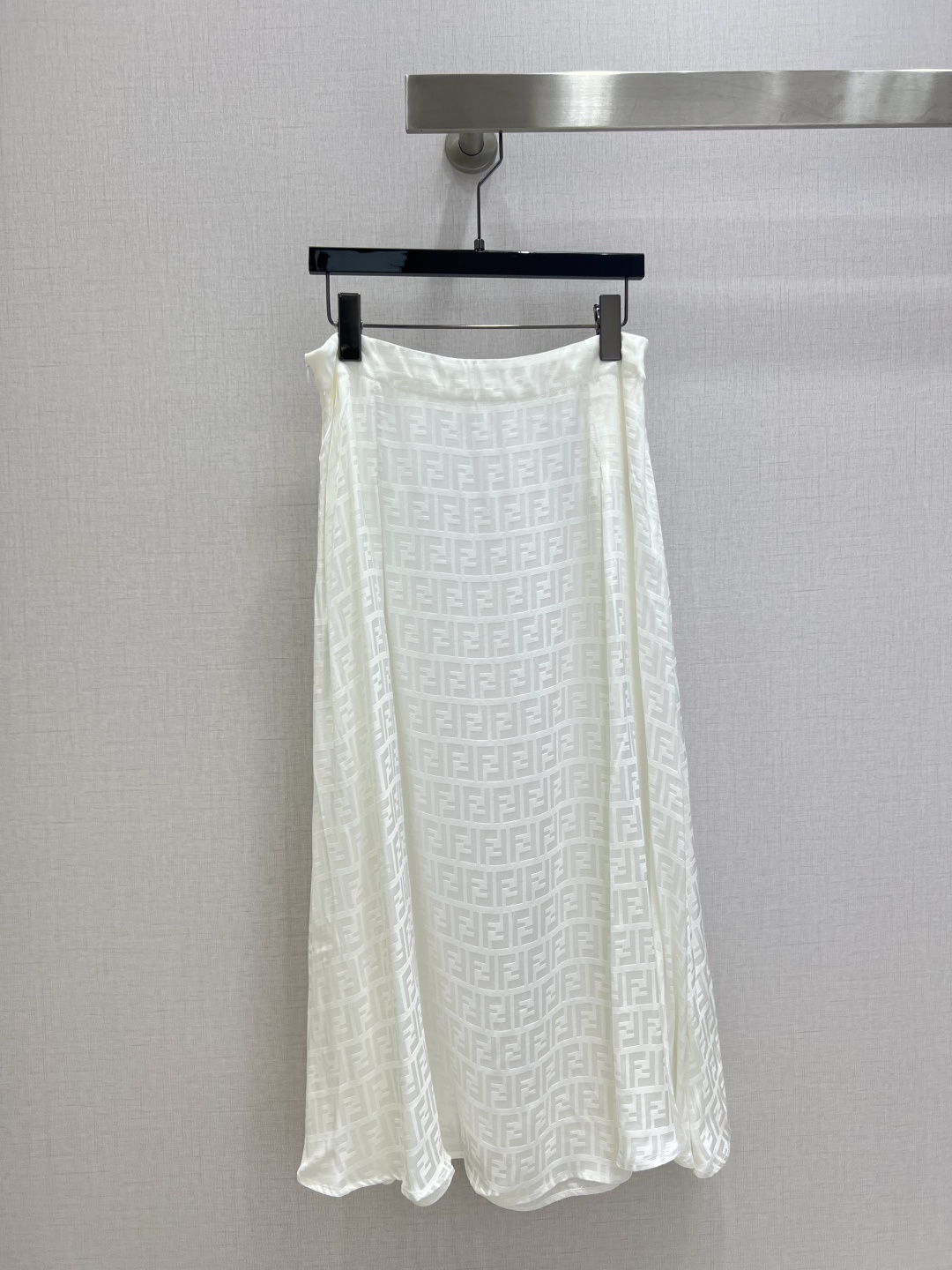 NO:496078,Highly recommended FEN*2025 early autumn new style, double F printed long skirt, silky and smooth fabric!  Classic and stylish, everything can be perfectly controlled~ high-end ready-to-wear making, the details are so beautiful!  Exquisite and daily, easy to control!  Great texture!  !  Age-reducing fashion, casual girlish feeling, strongly recommended!  Two colors SML code high quality ABC, fendi, skirts, alexander wang19860909强烈推荐 FEN*2025早秋新款 双F印花长半裙 面料丝滑光洁！经典又有型 各种都能完美驾驭～高级成衣做法,细节美到爆！精美又日常,轻松驾驭！质感棒棒哒！！减龄 时尚 休闲少女感,强推！两个色 SML码 高品质ABC,,fendi,skirts,alexander wang,Women's clothing