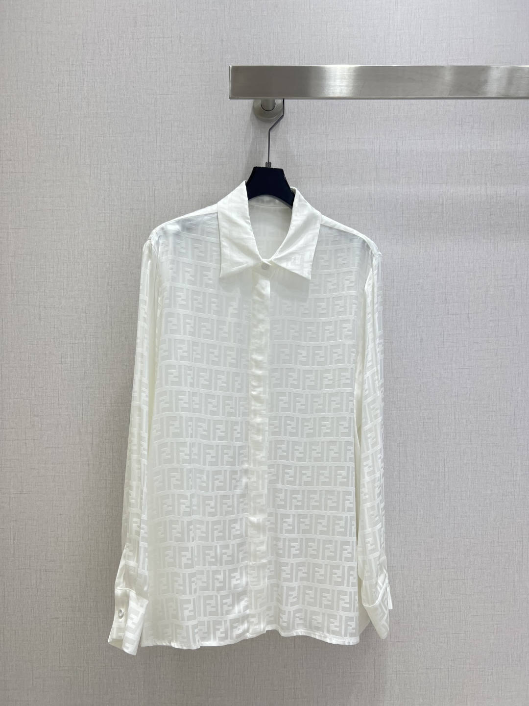 NO:496082,Highly recommended FEN*2025 early autumn new style printed lapel long-sleeved shirt with silky and smooth fabric!  Classic and stylish, everything can be perfectly controlled~ high-end ready-to-wear making, the details are so beautiful!  Exquisite and daily, easy to control!  Great texture!  !  Age-reducing fashion, casual girlish feeling, strongly recommended!  Two colors SML code high quality ABC, fendi,shirts,alexander wang19860909强烈推荐 FEN*2025早秋新款 印花翻领长袖衬衫 面料丝滑光洁！经典又有型 各种都能完美驾驭～高级成衣做法,细节美到爆！精美又日常,轻松驾驭！质感棒棒哒！！减龄 时尚 休闲少女感,强推！两个色 SML码 高品质ABC,,fendi,shirts,alexander wang,Women's clothing