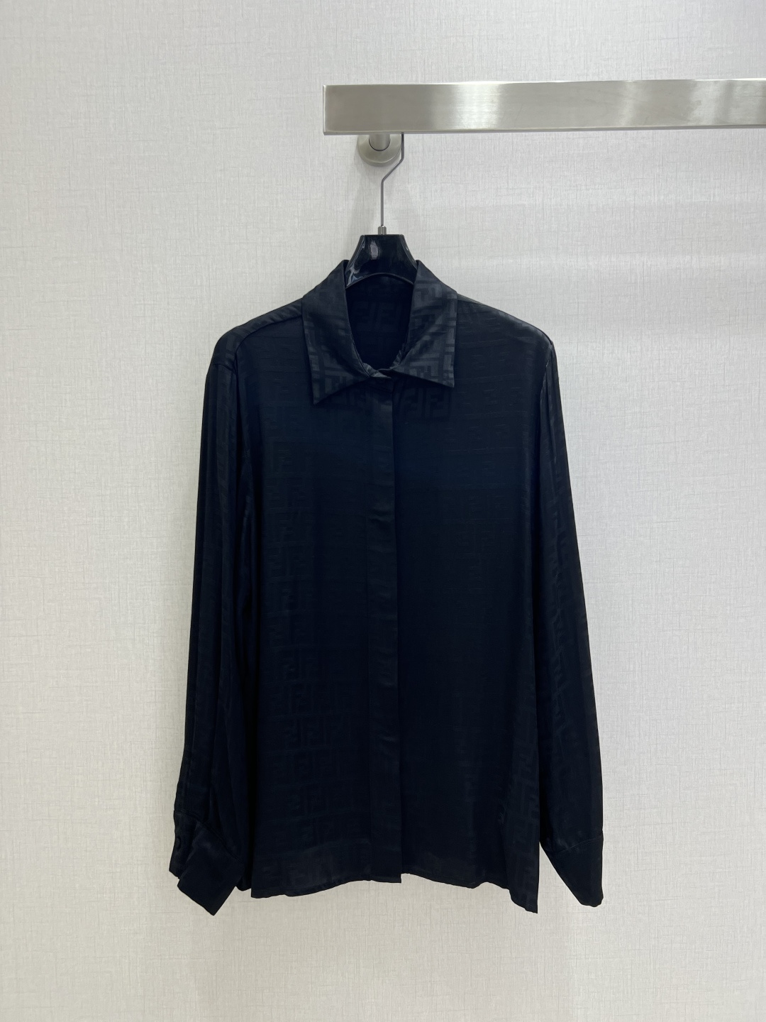 NO:496101,Highly recommended FEN*2025 early autumn new style printed lapel long-sleeved shirt with silky and smooth fabric!  Classic and stylish, everything can be perfectly controlled~ high-end ready-to-wear making, the details are so beautiful!  Exquisite and daily, easy to control!  Great texture!  !  Age-reducing fashion, casual girlish feeling, strongly recommended!  Two colors SML code high quality ABC, fendi,shirts,alexander wang19860909强烈推荐 FEN*2025早秋新款 印花翻领长袖衬衫 面料丝滑光洁！经典又有型 各种都能完美驾驭～高级成衣做法,细节美到爆！精美又日常,轻松驾驭！质感棒棒哒！！减龄 时尚 休闲少女感,强推！两个色 SML码 高品质ABC,,fendi,shirts,alexander wang,Women's clothing