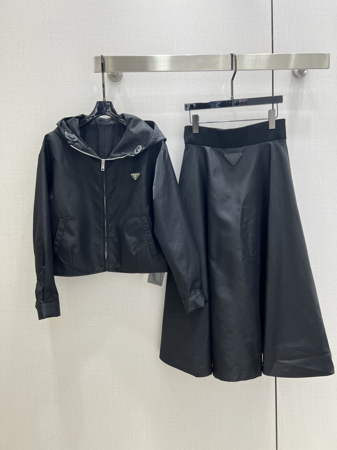 NO:496287,Highly recommended PRA*2025 early autumn new style nylon hooded zipper jacket hooded mid-zipper fit Classic triangle decoration One color SML code High quality ABC, prada, jackets & coats,hats,alexander wang19860909强烈推荐 PRA*2025早秋新款 尼龙连帽拉链外套 连帽中拉链版型 经典三角标装饰 一个色 SML码 高品质ABC,,prada,jackets & coats,hats,alexander wang,Women's clothing