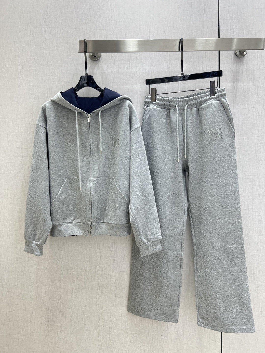 NO:491032,Highly recommended MIU*2025 early autumn new style hooded casual trousers set letter embroidered decoration (can be worn on both sides) super positive two colors SML code high quality, miumiu,hats,alexander wang19860909强烈推荐 MIU*2025早秋新款 连帽休闲长裤套装 字母绣花装饰（可双面穿）版型超正 两个色 SML码 高品质,,miumiu,hats,alexander wang,Women's clothing