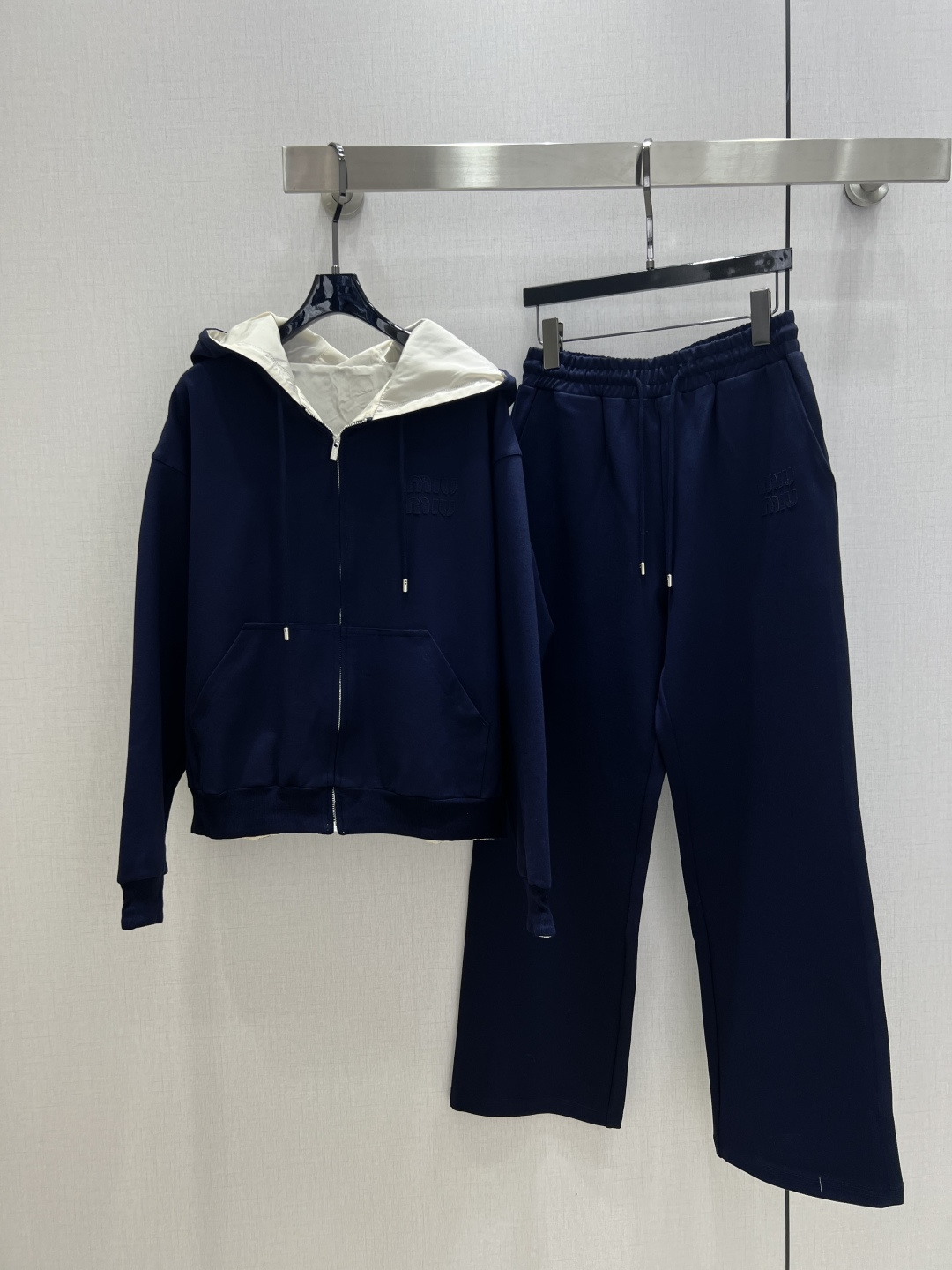 NO:490986,Highly recommended MIU*2025 early autumn new style hooded casual trousers set letter embroidered decoration (can be worn on both sides) super positive two colors SML code High quality A,,miumiu,hats,alexander wang19860909强烈推荐 MIU*2025早秋新款 连帽休闲长裤套装 字母绣花装饰（可双面穿）版型超正 两个色 SML码 高品质A,,miumiu,hats,alexander wang,Women's clothing