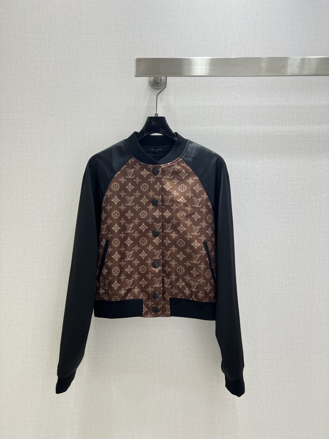 NO:490948,Highly recommended LV* 2025 early autumn new style printed spliced ​​long-sleeved jacket Another favorite of fashion experts!  Exquisite details, every piece is full of surprises, high-end fashion craftsmanship, outstanding style, no pick on body shape, practical and versatile, Combination of comfort and function, strong push to get started. Two colors SML code, high quality,,louis vuitton, jackets & coats,alexander wang19860909强烈推荐 LV*2025早秋新款 印花拼接长袖外套 又一款时尚达人的心头好！细节精致 每一件到手都是惊喜满溢 高级时装工艺 版型绝绝子 不挑身材 实用百搭 舒适与功能相结合,强推入手.两个色 SML码 高品质,,louis vuitton,jackets & coats,alexander wang,Women's clothing