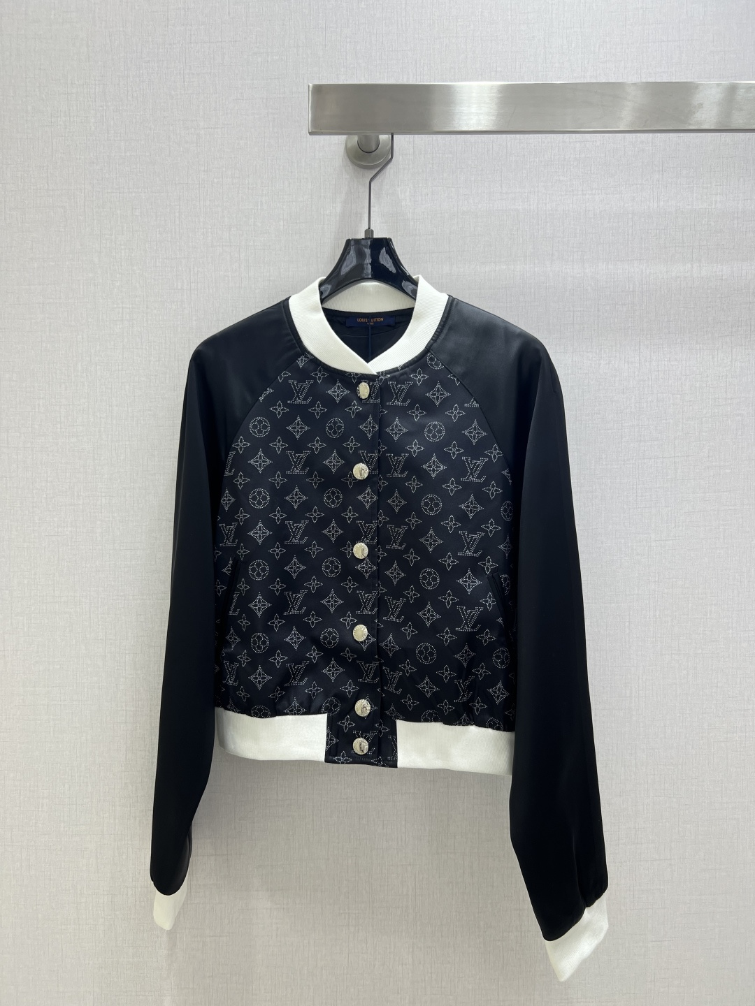 NO:490961,Highly recommended LV* 2025 early autumn new style printed spliced ​​long-sleeved jacket Another favorite of fashion experts!  Exquisite details, every piece is full of surprises, high-end fashion craftsmanship, outstanding style, no pick on body shape, practical and versatile, Combination of comfort and function, strong push to get started. Two colors SML code, high quality,,louis vuitton, jackets & coats,alexander wang19860909强烈推荐 LV*2025早秋新款 印花拼接长袖外套 又一款时尚达人的心头好！细节精致 每一件到手都是惊喜满溢 高级时装工艺 版型绝绝子 不挑身材 实用百搭 舒适与功能相结合,强推入手.两个色 SML码 高品质,,louis vuitton,jackets & coats,alexander wang,Women's clothing