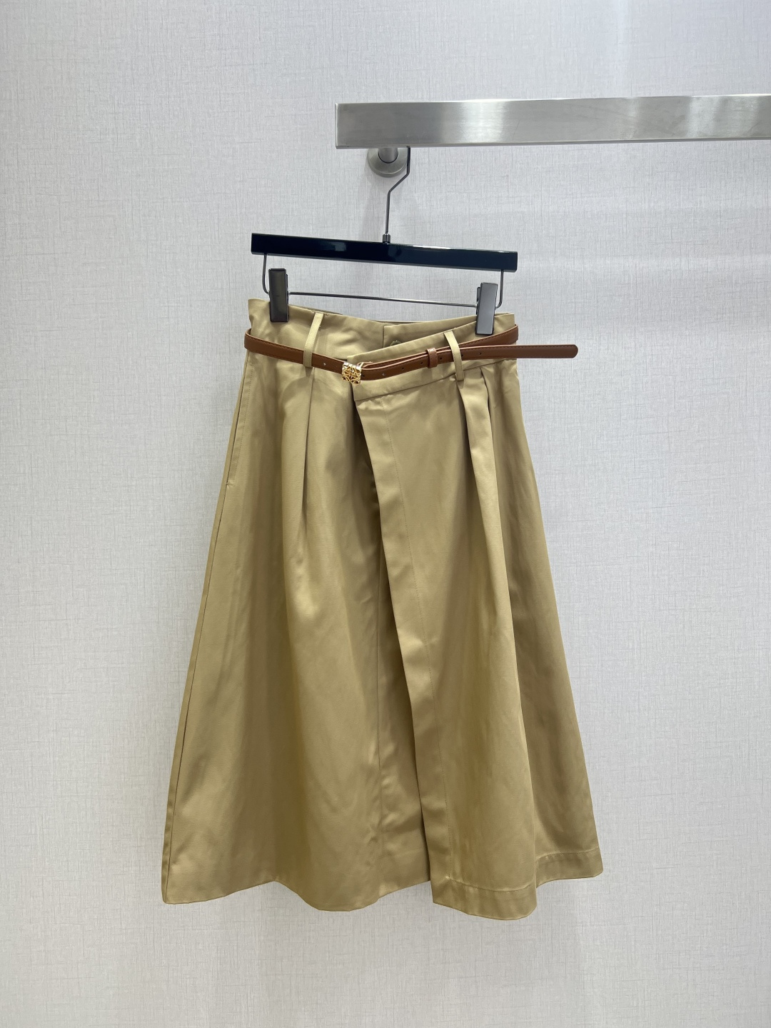 NO:496143,Highly recommended LOE*2025 early autumn new style, belt suit and long skirt, another favorite of fashion experts!  Exquisite details, every piece is full of surprises. High fashion craftsmanship, outstanding style, no pick on body shape, practical and versatile. Combination of comfort and function, strong push. One color SML code, high quality ABC,,loewe, skirts, business suit, alexander wang19860909强烈推荐 LOE*2025早秋新款 腰带西装长半裙 又一款时尚达人的心头好！细节精致 每一件到手都是惊喜满溢 高级时装工艺 版型绝绝子 不挑身材 实用百搭 舒适与功能相结合,强推入手.一个色 SML码 高品质ABC,,loewe,skirts,business suit,alexander wang,Women's clothing