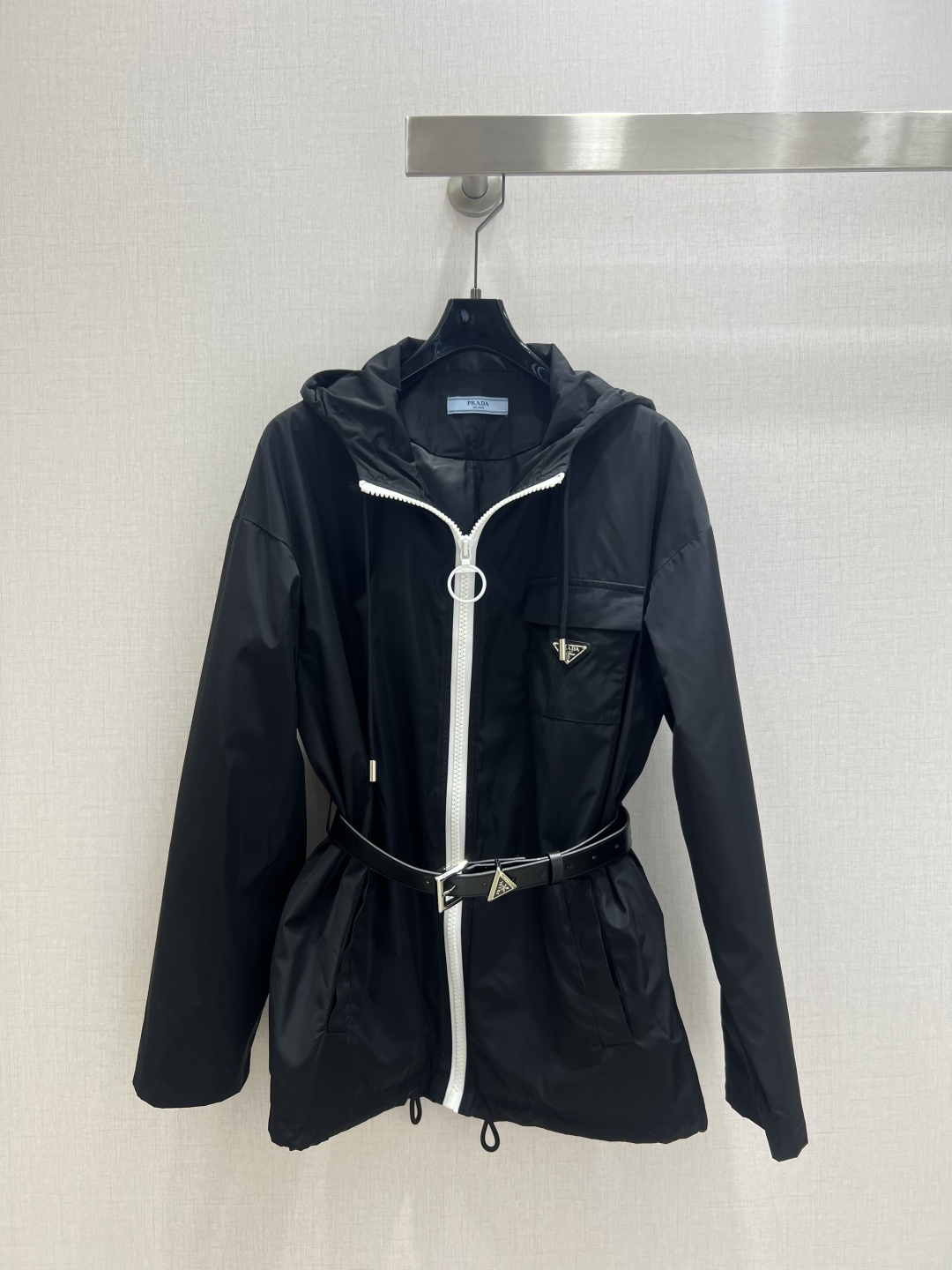 NO:534806,Highly recommended PRA*2025 early autumn new style hooded belt jacket Another favorite of fashion experts!  Exquisite details, every piece is full of surprises, high-end fashion craftsmanship, outstanding style, no pick on body shape, practical and versatile, Combination of comfort and function, strong push to get started. One color SML code, high-quality ABC,,prada, jackets & coats,hats,alexander wang19860909强烈推荐 PRA*2025早秋新款 连帽腰带外套 又一款时尚达人的心头好！细节精致 每一件到手都是惊喜满溢 高级时装工艺 版型绝绝子 不挑身材 实用百搭 舒适与功能相结合,强推入手.一个色 SML码 高品质ABC,,prada,jackets & coats,hats,alexander wang,Women's clothing