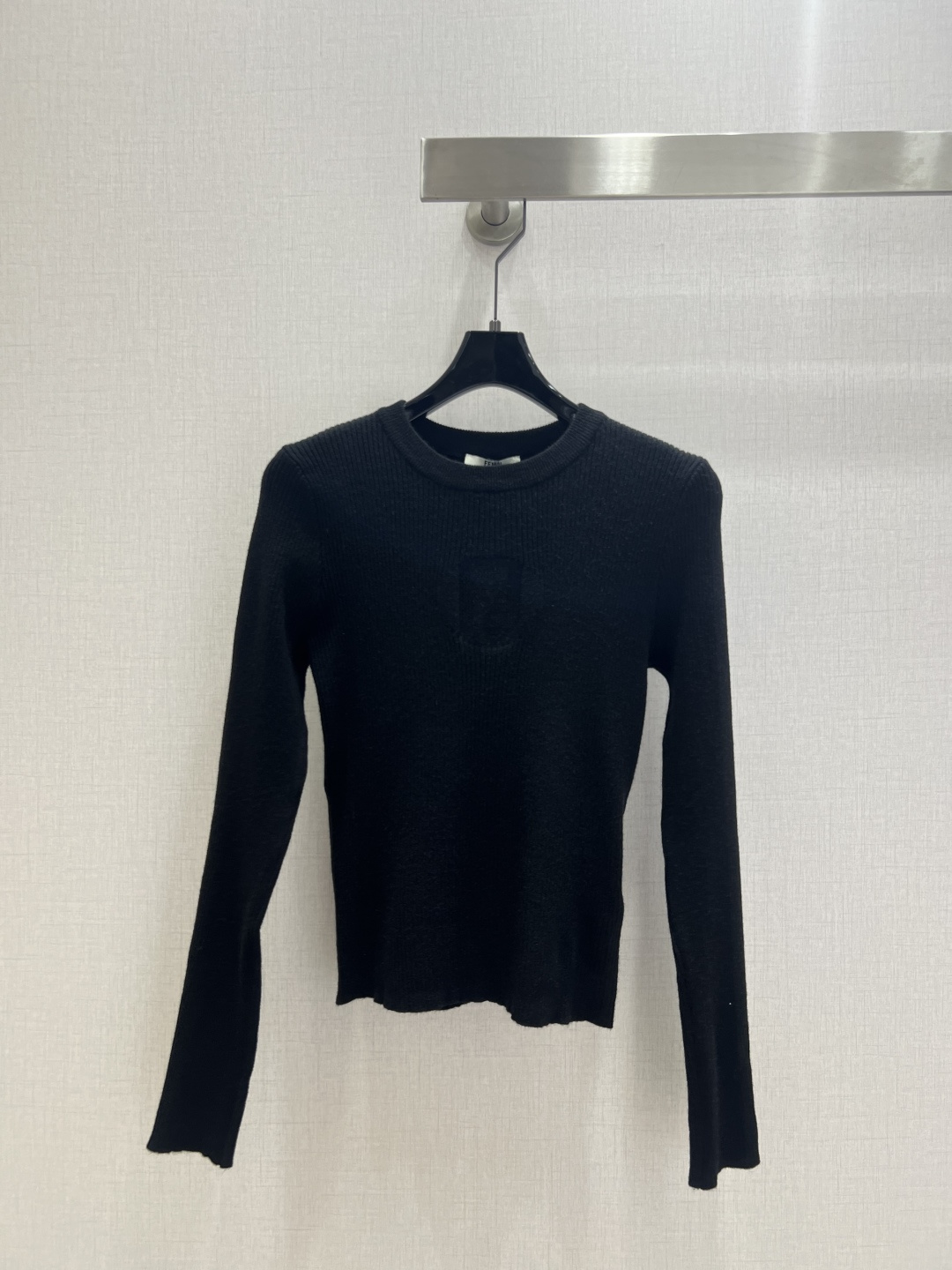 NO:493023,Highly recommended FEN*2025 early autumn new style, base long-sleeved top, high elastic, classic sweater, wool, delicate and soft texture. Classic age-reducing item!  The style is not picky about others and looks slim!  The perfect item that is a must-have for white and rich beauty. The texture is excellent and the workmanship is perfect!  Spot stock and grab big orders!  Two colors SML code high quality ABC, fendi, sweaters, alexander wang19860909强烈推荐 FEN*2025早秋新款 打底长袖上衣 高弹力 经典毛衣 羊毛 质感细腻软糯.经典减龄单品！版型不挑人上身巨显瘦！白富美必收的完美单品.质感超赞完美做工品质！现货开抢 大单子甩过来！两个色 SML码 高品质ABC,,fendi,sweaters,alexander wang,Women's clothing