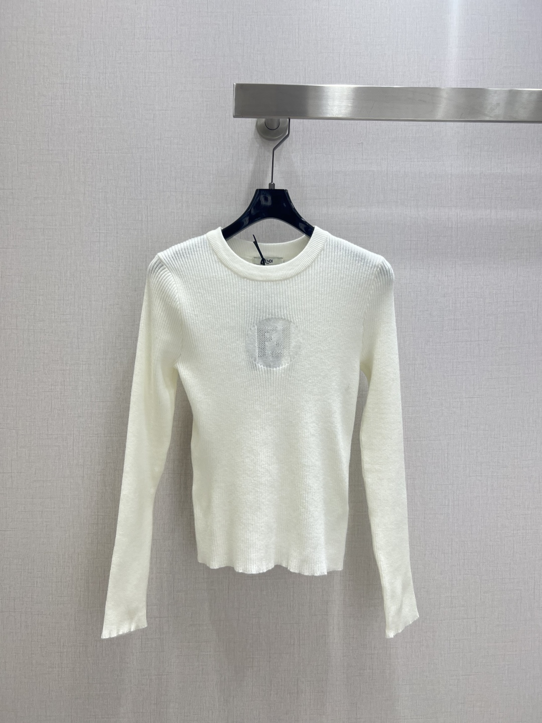 NO:493034,Highly recommended FEN*2025 early autumn new style, base long-sleeved top, high elastic, classic sweater, wool, delicate and soft texture. Classic age-reducing item!  The style is not picky about others and looks slim!  The perfect item that is a must-have for white and rich beauty. The texture is excellent and the workmanship is perfect!  Spot stock and grab big orders!  Two colors SML code high quality ABC, fendi, sweaters, alexander wang19860909强烈推荐 FEN*2025早秋新款 打底长袖上衣 高弹力 经典毛衣 羊毛 质感细腻软糯.经典减龄单品！版型不挑人上身巨显瘦！白富美必收的完美单品.质感超赞完美做工品质！现货开抢 大单子甩过来！两个色 SML码 高品质ABC,,fendi,sweaters,alexander wang,Women's clothing