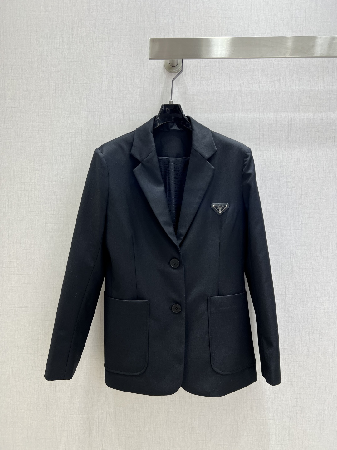 NO:487867,Highly recommended PRA*2025 early autumn new style logo suit jacket capable, neat and stylish, recommended daily outfits, online sense of detail, essential items to enhance temperament, one color SML code, high quality AB,,prada, jackets & coats,business suit,alexander wang19860909强烈推荐 PRA*2025早秋新款 徽标西装外套 干练利落时髦有致 日常穿搭推荐款 细节感在线 提升气质感必备单品 一个色 SML码 高品质AB,,prada,jackets & coats,business suit,alexander wang,Women's clothing