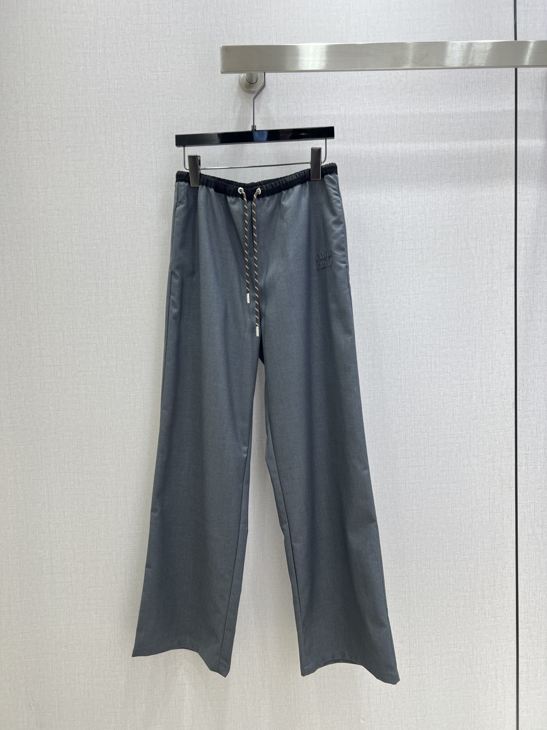 NO:487928,Highly recommended MiU*2025 early autumn new style, color-blocked wide-leg trousers, not picky about body shape requirements, especially good on the upper body!  The matching style is also very popular. Exquisite and high-end customization. The textured fabric is super texture. Retro and elegant. The upper body is cool and handsome. The age-reducing and fashionable. Two colors. SML code. High quality,,miumiu,alexander wang.19860909强烈推荐 MiU*2025早秋新款 拼色阔腿长裤 不挑剔身形要求 上身特别赞！搭配的风格也很通吃 精致高级定制 富有肌理感的面料质感超赞 复古优雅 上身酷帅减龄时髦 两个色 SML码 高品质,,miumiu,alexander wang,Women's clothing