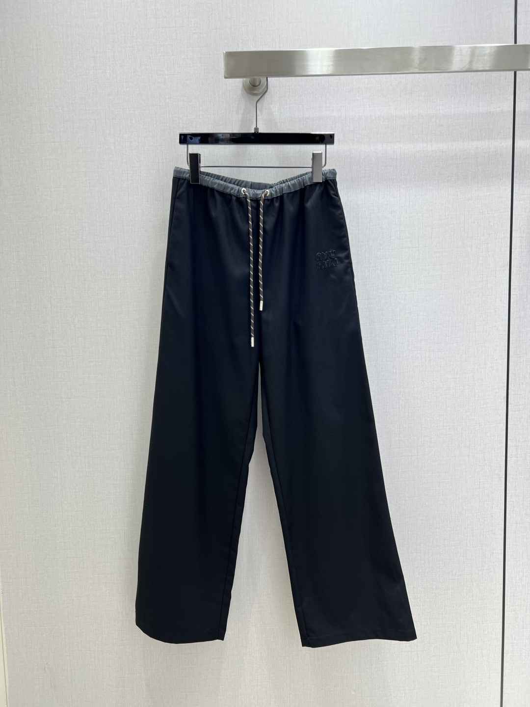 NO:487910,Highly recommended MiU*2025 early autumn new style, color-blocked wide-leg trousers, not picky about body shape requirements, especially good on the upper body!  The matching style is also very popular. Exquisite and high-end customization. The textured fabric is super texture. Retro and elegant. The upper body is cool and handsome. The age-reducing and fashionable. Two colors. SML code. High quality,,miumiu,alexander wang.19860909强烈推荐 MiU*2025早秋新款 拼色阔腿长裤 不挑剔身形要求 上身特别赞！搭配的风格也很通吃 精致高级定制 富有肌理感的面料质感超赞 复古优雅 上身酷帅减龄时髦 两个色 SML码 高品质,,miumiu,alexander wang,Women's clothing