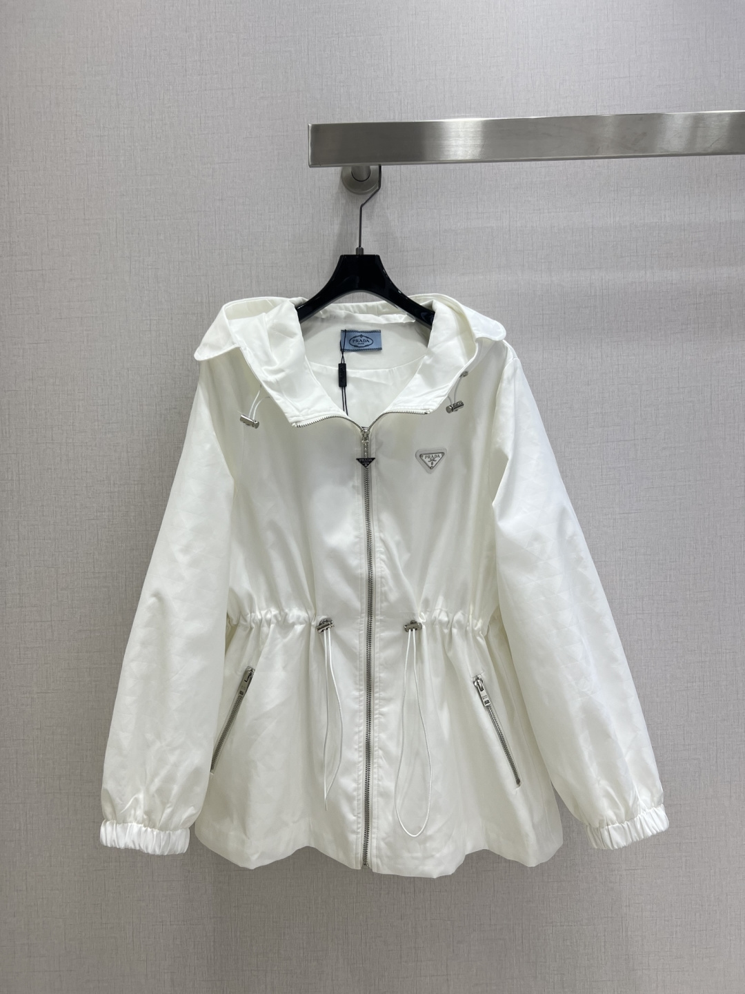 NO:565855,Highly recommended PRA*2025 early autumn new style hooded waist jacket, triangle jacquard fabric, drawstring waist design, side zipper pockets, two colors SML code, high quality ABC,, prada, jackets & coats, hats, alexander wang19860909强烈推荐 PRA*2025早秋新款 连帽收腰外套、三角格提花面料,采用抽绳式收腰设计,侧边拉链口袋,两个色 SML码 高品质ABC,,prada,jackets & coats,hats,alexander wang,Women's clothing