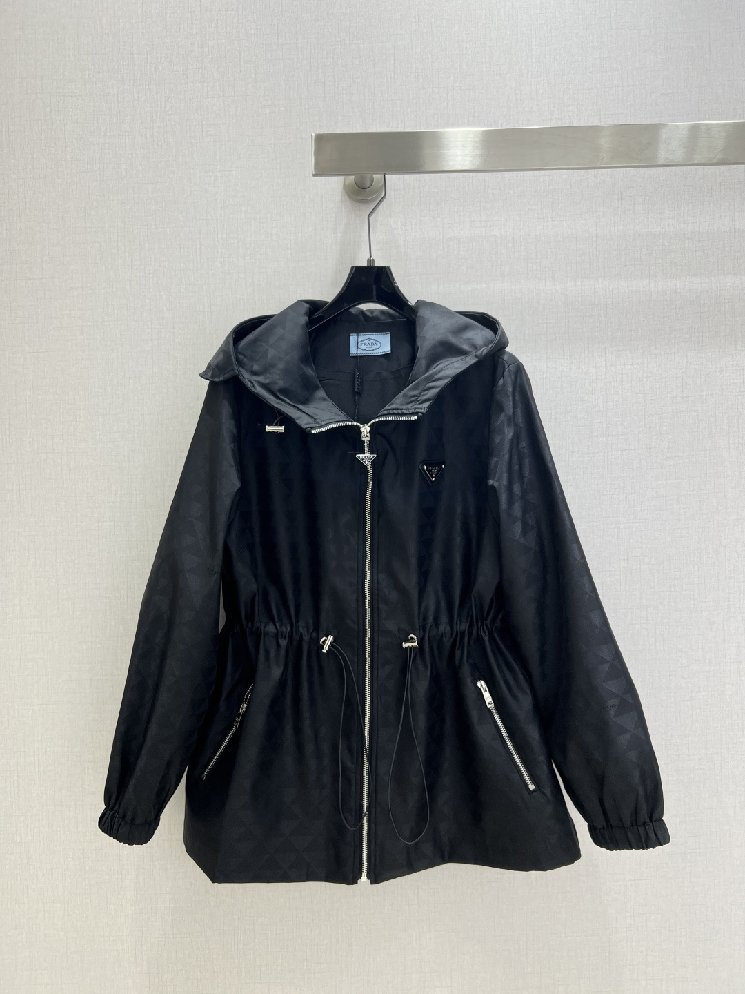 NO:565858,Highly recommended PRA*2025 early autumn new style hooded waist jacket, triangle jacquard fabric, drawstring waist design, side zipper pockets, two colors SML code, high quality ABC,, prada, jackets & coats, hats, alexander wang19860909强烈推荐 PRA*2025早秋新款 连帽收腰外套、三角格提花面料,采用抽绳式收腰设计,侧边拉链口袋,两个色 SML码 高品质ABC,,prada,jackets & coats,hats,alexander wang,Women's clothing