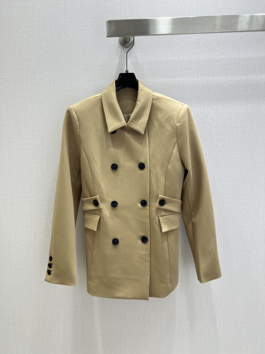 NO:493147,Highly recommended DiO*2025 early autumn new model, lapel double-breasted suit jacket, custom twill suit fabric texture is crisp and stylish and high-end. The double-breasted design enhances the layering of the clothes. The belt incorporates the graceful figure. The double-sided pocket decoration illuminates the shape. Simple design creates an elegant outline. Charming British elegant temperament style. Two colors. SML code. High-quality ABC,,dior, jackets & coats,business suit,alexander wang.19860909强烈推荐 DiO*2025早秋新款 翻领双排扣西装外套 定制斜纹西装面料质感挺括有型又高级 双排扣设计提升衣服层次感 腰带融入勾勒曼妙身形 双侧口袋装饰点亮造型 简约设计打造优雅的轮廓 魅力英伦优雅气质风 两个色 SML码 高品质ABC,,dior,jackets & coats,business suit,alexander wang,Women's clothing