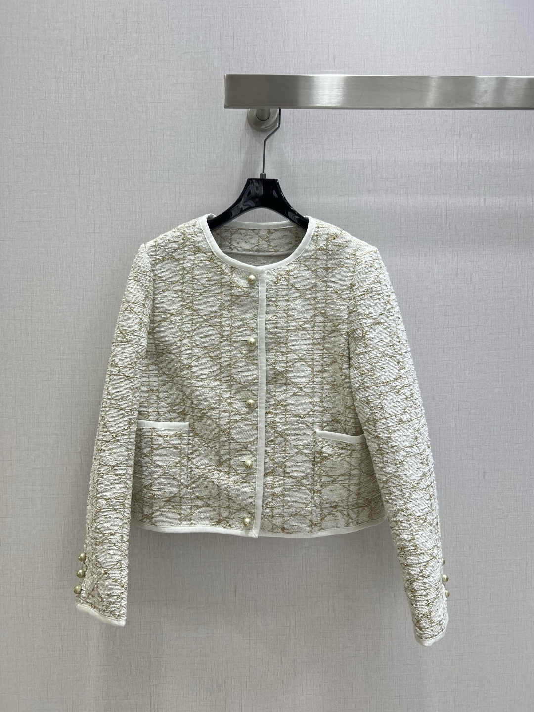 NO:493168,Highly recommended DIO*2025 early autumn new style, rough diamond-shaped long-sleeved jacket, high-quality imported Italian material, slightly straight and wide, heavy and high-end products, comfortable to wear, more stylish, a style that is completely unscrupulous, retro celebrity style, one color, SML code, high-quality ABC,,dior, jackets & coats,alexander wang19860909强烈推荐 DIO*2025早秋新款 粗纺菱格长袖外套 高定意大利进口材质 轮廓微挺阔 重磅高货 穿着舒适 更具有型 一款完全不挑人穿着的衣型 复古名媛风 一个色 SML码 高品质ABC,,dior,jackets & coats,alexander wang,Women's clothing