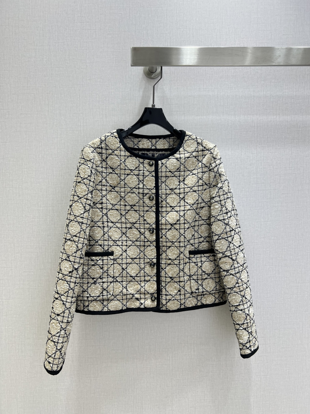 NO:494624,Highly recommended DIO*2025 early autumn new product Contrast color webbing houndstooth braided jacket The style is relatively unscrupulous. The tailoring that coexists with tightness and slackness. The woven fabric is elegant and exquisite. The box-shaped cut is very three-dimensional. The items you need are matched all year round. One color SML code. High-quality ABC,,dior,jackets & coats,alexander wang19860909强烈推荐 DIO*2025早秋新品 撞色织带千鸟格编织外套 版型是比较不挑人的 紧俏和松弛感并存的剪裁 采用编织面料优雅精致 箱型版型剪裁上身很有立体感 一年四季都搭配需要的单品 一个色 SML码 高品质ABC,,dior,jackets & coats,alexander wang,Women's clothing