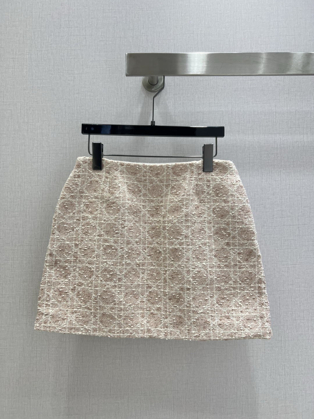 NO:494613,Highly recommended Dio* 2025 early autumn new product, classic plaid skirt with custom three-dimensional woven tweed fabric, three-dimensional and wide, age-reducing temperament, classic A-line style, huge and versatile, slim and tall, chaebol daughter, high-end baby pink-toned French elegant temperament, white and rich beauty must-have item!  One color SML code high quality AB, dior, skirts, alexander wang19860909强烈推荐 Dio*2025早秋新品 戴妃藤格纹经典半裙 开发定制立体编织粗花呢面料立体挺阔 减龄气质经典A字版型巨百搭上身显瘦又高挑 财阀千金高级baby粉调法式优雅气质 白富美必入单品！一个色 SML码 高品质AB,,dior,skirts,alexander wang,Women's clothing