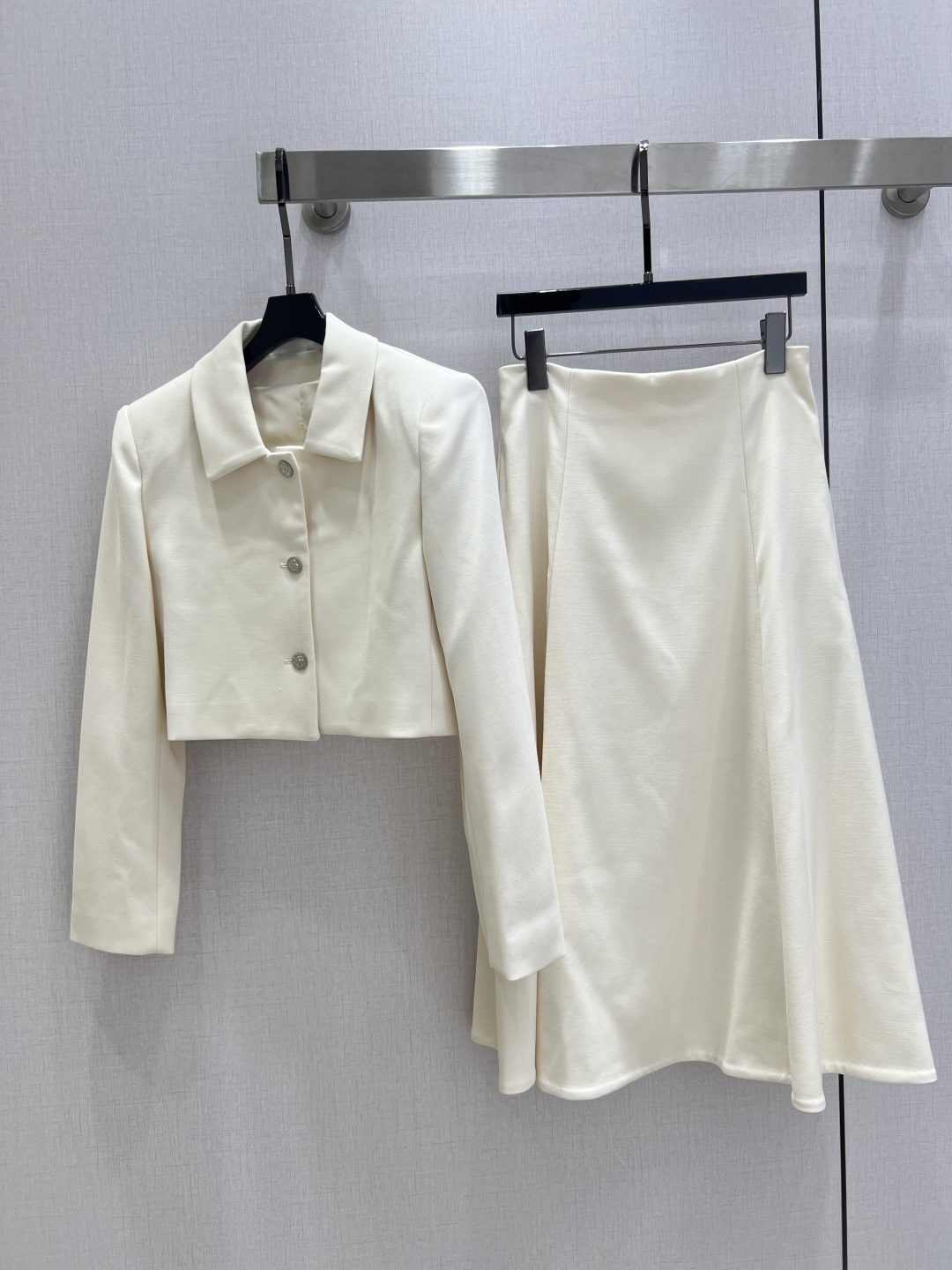 NO:494618,Highly recommended CHA*2025 early autumn new style Hepburn style single-breasted long skirt suit Goddess must-have minimalist style Exquisite lapel The upper body has a free and neat feeling High waist long skirt makes you look taller and slim, elegant and fashionable, simple, elegant and stylish, a perfect match, a color SML code, high quality ABC, skirts, alexander wang19860909强烈推荐 CHA*2025早秋新款 赫本风单排扣长半裙套装 女神必备款极简主义风 精致的翻领 上身很有洒脱利落的感觉 高腰长半裙显高显瘦 优雅又时髦 简约大气也能优雅有型 绝绝子的一套搭配 一个色SML码 高品质ABC,,skirts,alexander wang,Women's clothing