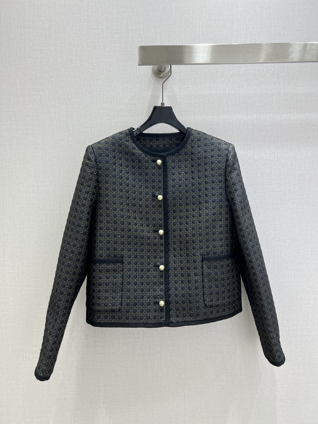 NO:494599,Highly recommended DIO*2025 early autumn new style diamond pattern gold wire jacket Custom imported diamond texture with silver wire gold wire fabric Front shoulder pad design fits the body The front collar is decorated with edge-binding details to add layering of the shape Combined with single-row CD pearl closure buckle adjustment Intellectual gentle classic Black and gold paired with the everlasting light luxury style god, high-end custom series high-end elegant fashion streaming elegant One color SML code High-quality ABC,,dior,jackets & coats,alexander wang19860909强烈推荐 DIO*2025早秋新款 菱型格金丝外套 定制进口菱形肌理感加银丝金丝面料 正肩垫肩版型设计贴合身形 前襟领口饰以捆边细节处理 增添造型层次感 配合单排CD珍珠襟扣调节 知性温柔经典 黑金搭配永远的轻奢风之神,高级定制系列高级优雅时尚流光雅致 一个色 SML码 高品质ABC,,dior,jackets & coats,alexander wang,Women's clothing