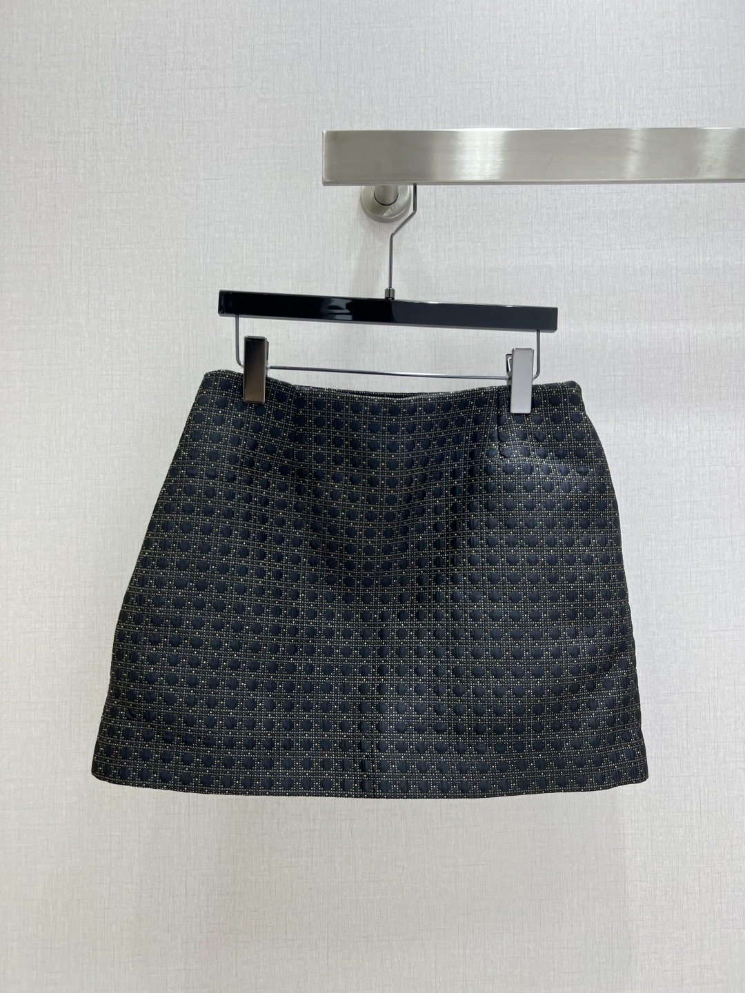 NO:494594,Highly recommended DIO*2025 early autumn new style diamond pattern gold silk skirt Custom imported diamond texture and silver silk fabric Beautiful diamond pattern highlights the simple texture without losing the sense of exquisiteness, showing a unique fashion charm! Black and gold paired with the everlasting light luxury style of the style, elegant and generous, and the upper body is not picky. It can be easily controlled. One color SML code High-quality AB,,dior, skirts, alexander wang19860909强烈推荐 DIO*2025早秋新款 菱型格金丝半裙 定制进口菱形肌理感加银丝金丝面料 漂亮的菱格图案,突显纹理感简约而不失精致感,彰显别具一格的时尚魅力! 黑金搭配永远的轻奢风之神经典版型,优雅大方,上身不挑人 可轻松驾驭 一个色 SML码 高品质AB,,dior,skirts,alexander wang,Women's clothing