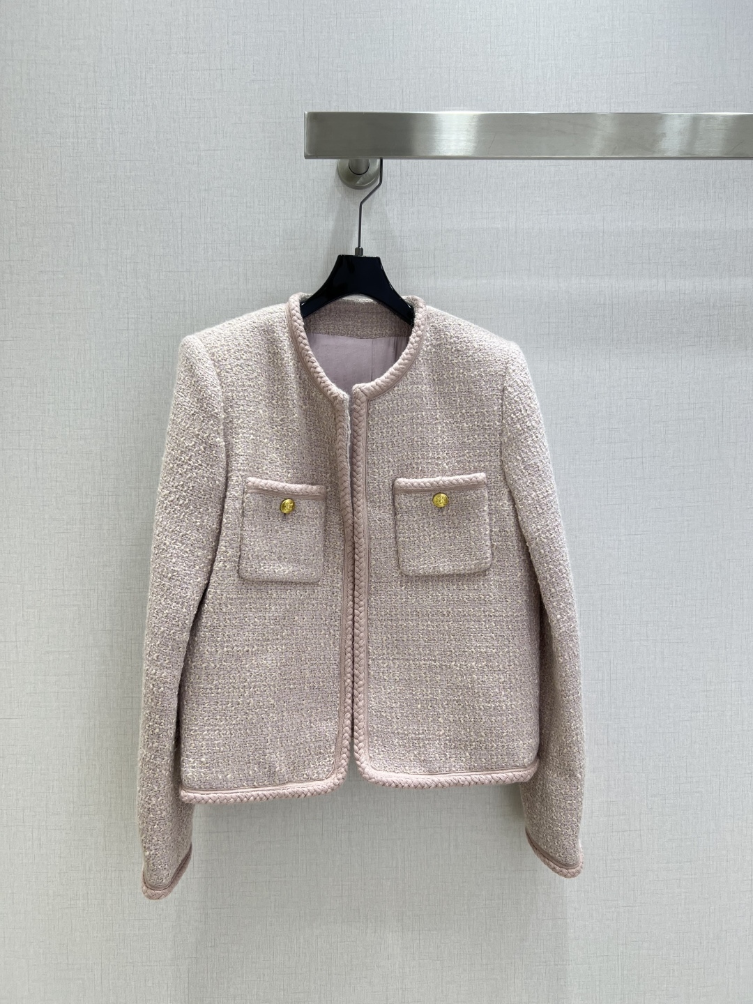 NO:494580,Highly recommended CEL* 2025 early autumn new style, double pocket decorative braided jacket, classic CE short cut, new design this year, double pocket method and golden breasted design, upper body, rich girl, visual sense, durable single product wool fabric, silk jacquard lining, and online details!  Two colors SML code high quality ABC, jackets & coats,alexander wang19860909强烈推荐 CEL*2025早秋新款 双口袋装饰编织外套 经典的CE短款剪裁绝绝子今年的新设计 双口袋做法搭配金色排扣设计上身富家千金即视感 经久耐穿的单品羊毛面料人丝提花内衬 细节感在线！两个色 SML码 高品质ABC,,jackets & coats,alexander wang,Women's clothing