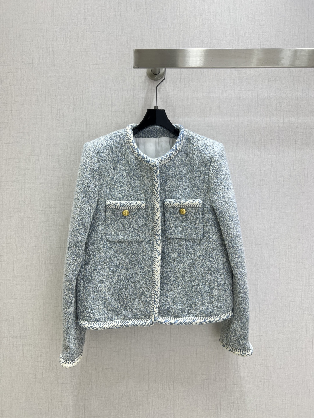 NO:494636,Highly recommended CEL* 2025 early autumn new style, double pocket decorative braided jacket, classic CE short cut, new design this year, double pocket method and golden breasted design, upper body, rich girl, visual sense, durable single product wool fabric, silk jacquard lining, and online details!  Two colors SML code high quality ABC, jackets & coats,alexander wang19860909强烈推荐 CEL*2025早秋新款 双口袋装饰编织外套 经典的CE短款剪裁绝绝子今年的新设计 双口袋做法搭配金色排扣设计上身富家千金即视感 经久耐穿的单品羊毛面料人丝提花内衬 细节感在线！两个色 SML码 高品质ABC,,jackets & coats,alexander wang,Women's clothing