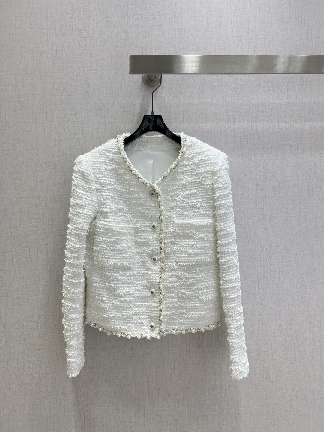 NO:493176,Highly recommended CHA*2025 early autumn new style, tweed round neck pearl jacket, original custom silk lining, handmade pearl trim, pay attention to details and distinguish version custom YB imported material, obvious texture, superior texture, rough fabric creates a small fragrance style model, collar sleeve heavy-worked handmade pearls, showing luxury while elegance, ready-to-wear braiding elements handmade details, low-key and elegant, highlighting the taste of high-end socialites, the first choice for dressing with stylish and stylish four seasons, standard white and rich beauty, customized face accessories, accurate version, higher version, one color, SML code, high-quality ABC,, jackets & coats, real silk, alexander wang19860909强烈推荐 CHA*2025早秋新款 粗花呢圆领珍珠外套 原版定制真丝里衬,手工珍珠镶边注意细节区分版本定制YB进口材质 肌理明显 质感上乘 粗花面料打造小香风典范 襟袖重工手工珍珠 尽显奢华的同时不失雅致 成衣编织元素手工细节 低调优雅 突出高级名媛品味 四季气质时髦精的穿搭首选 白富美标配 定制面辅料 认准版本 高版本 一个色 SML码 高品质ABC,,jackets & coats,real silk,alexander wang,Women's clothing